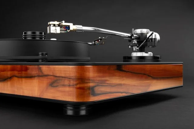 Eye level detail view of Dr. Feickert Analogue Blackbird turntable in high-gloss Tineo finish, showing layered plinth construction.