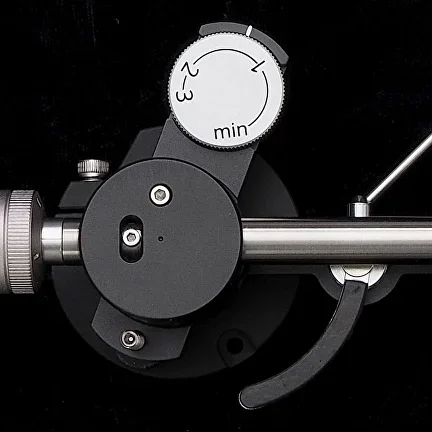 Close-up of the Korf tonearm bearing assembly and adjustment mechanism, designed for stable settings and long-term reliability.