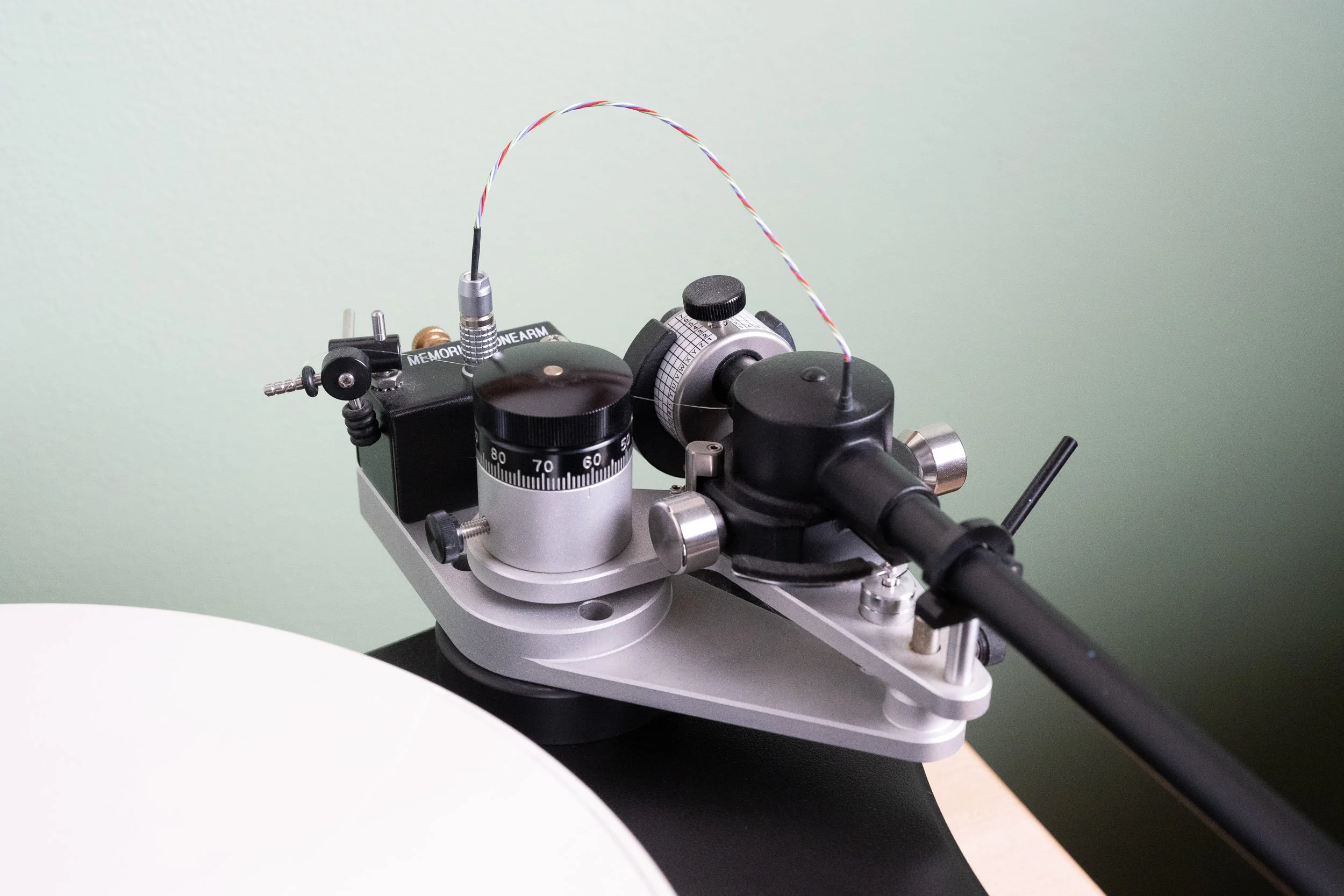 Close-up of the VPI Prime’s JMW-10 3D tonearm assembly, showing the adjustable VTA tower, dual-pivot attachment, and Soundsmith Counter Intuitive.