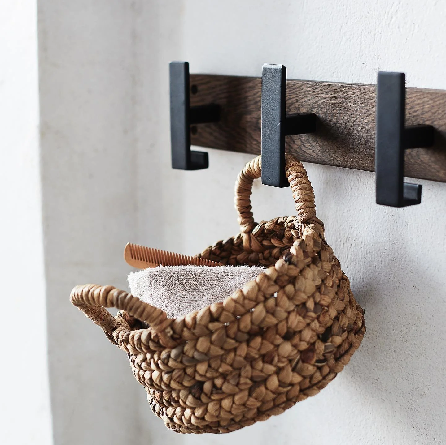 The HARLEM coat rack🤍 The design behind the Harlem series draws inspiration from encounters with locker rooms in sports halls and swimming pools in childhood. The Harlem coat rack offers a range of hanging options in each hook, combining functionali