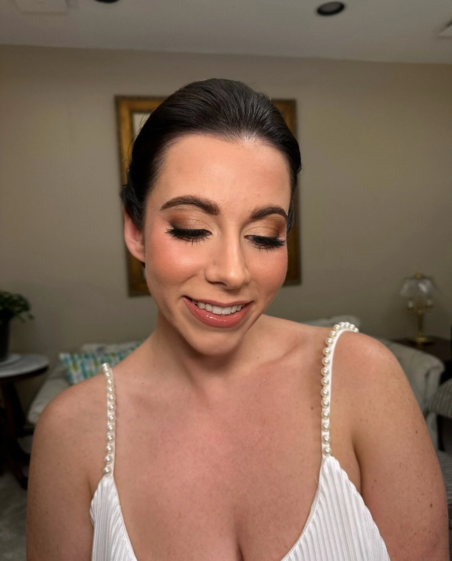Neutral Smokey eye for my stunning bride Sarah🤍🦋 @scaulfield3 

For all new inquiries, please contact argbeautyy@gmail.com or visit my website argbeautyy.com