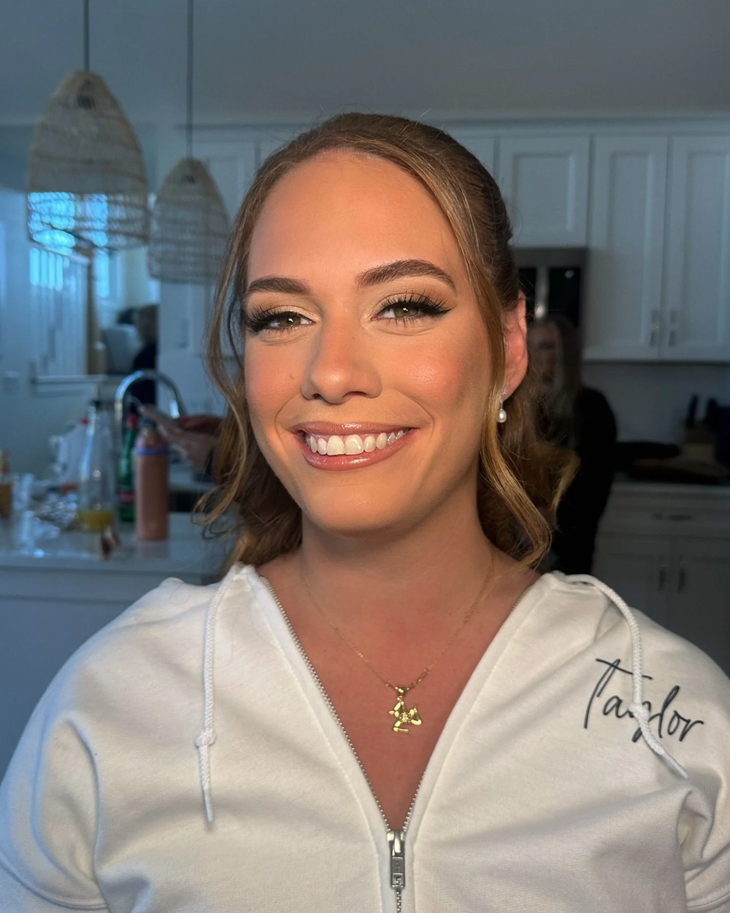 Bronzey &amp; bridal🫶🏼
@taylorfiggiani 

Hair by my girl @kendallwilliamshair 

2027 is already booking! Send me an email to secure your date today! Argbeautyy@gmail.com 💌