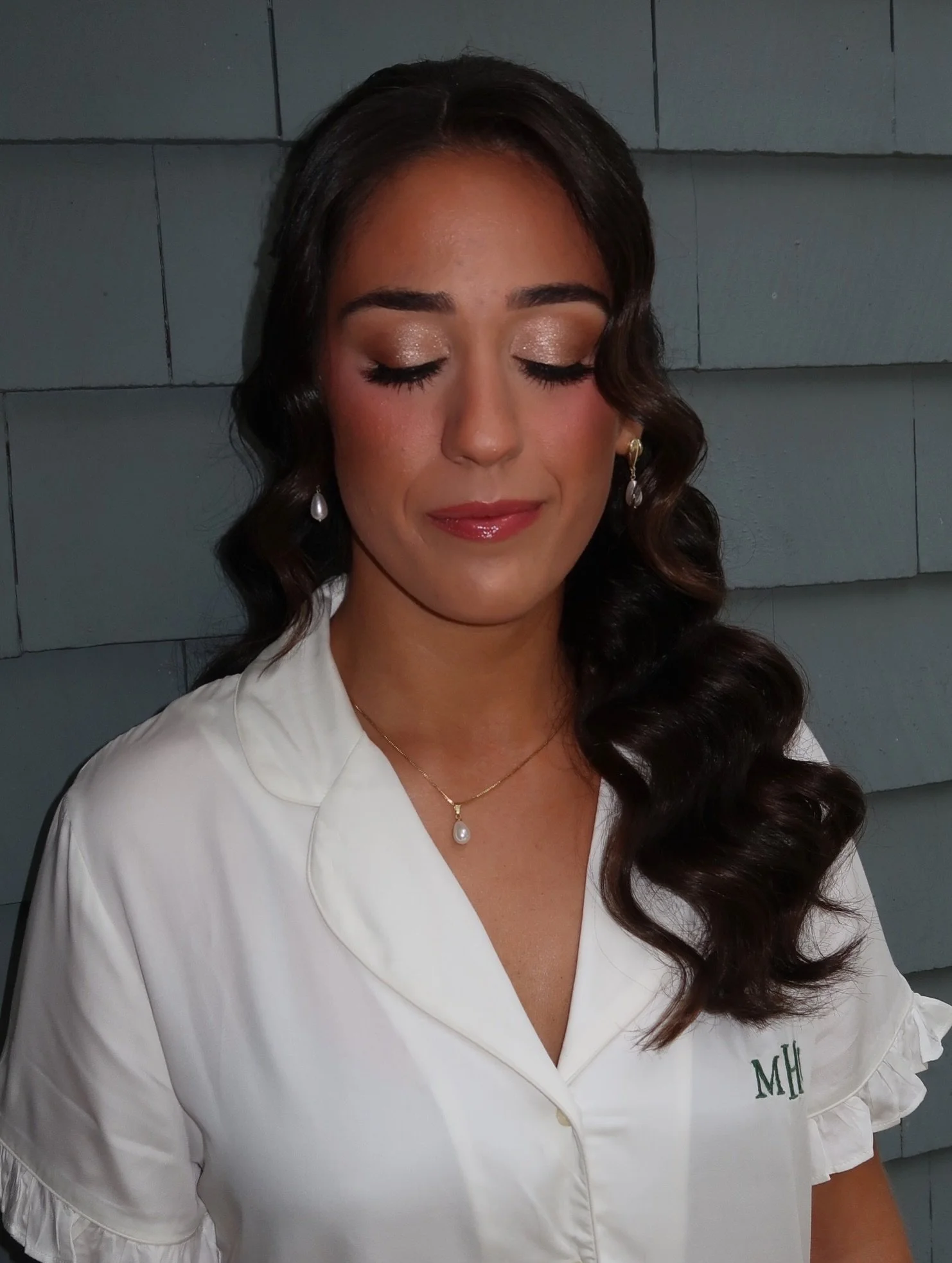 Soft glam that still feels like you, but enhanced 🤍
@mary.hafen 

The amazing vendors:
Hair @neenwilsonhair 
Tan @thetanningroomny MIX: @nudaprofessional hot chocolate 
Venue : @centerportyachtclub 

For all inquiries, email argbeautyy@gmail.com

Lo