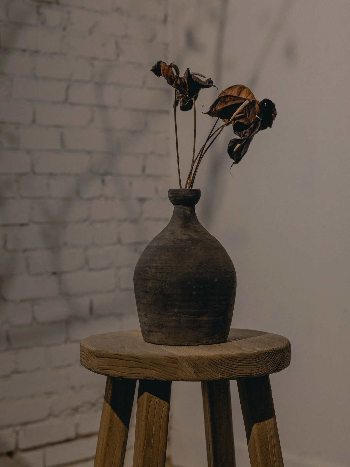 Quiet beauty in its rawest form- imperfect, earthy, and timeless. 📷 @soggeyvans 

#wabisabiinteriors #organicmodern #mansehome