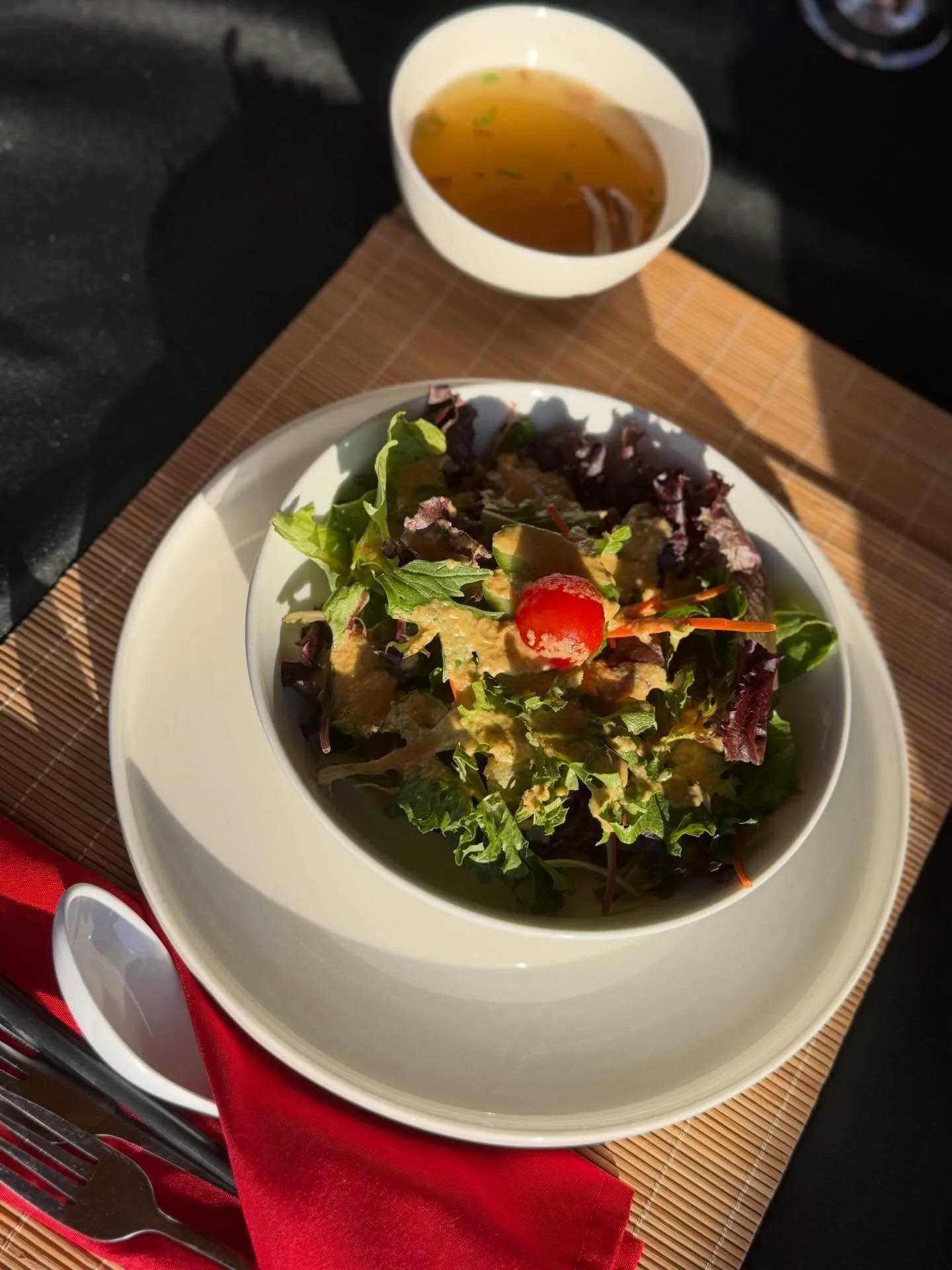 Our fresh spring mix salad with our signature homemade ginger dressing and mushroom soup 🧑🏻&zwj;🍳😘👌🏼

#jackyhibachi #jackyhibachillc #knoxvillehibachi