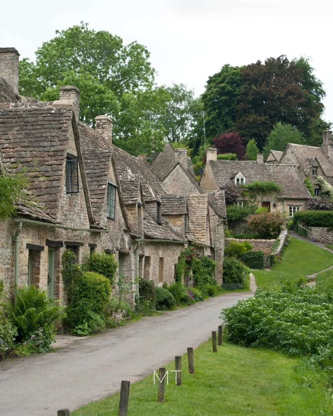 Take me to a place where time slows down...😍

Storybook villages, honey-hued stone cottages, and rolling green hills&mdash;The Cotswolds feels like stepping into a timeless English dream. Wander charming market towns, enjoy cozy pub lunches by the f