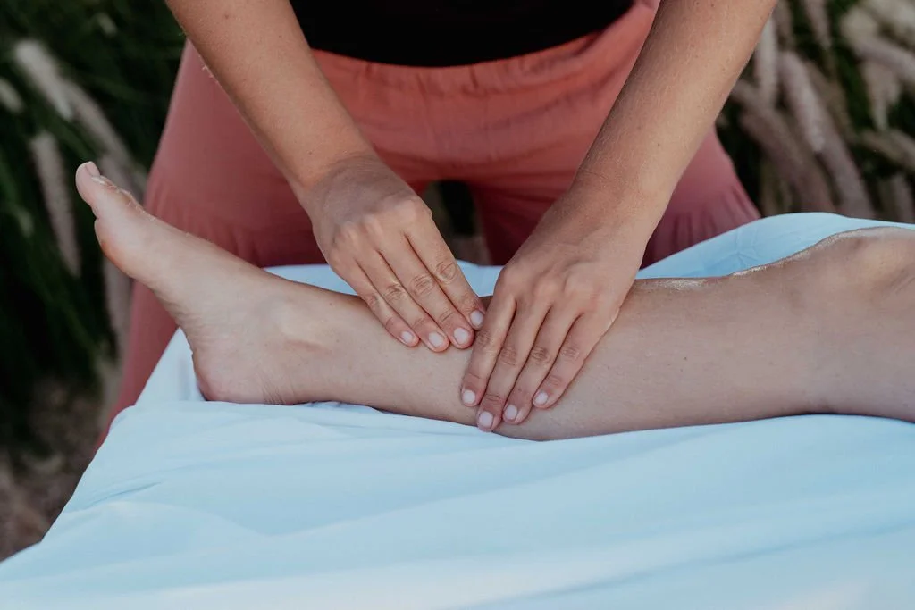A close-up image displaying targeted deep tissue massage therapy to release back muscle tension during a mobile wellness session in Todos Santos.