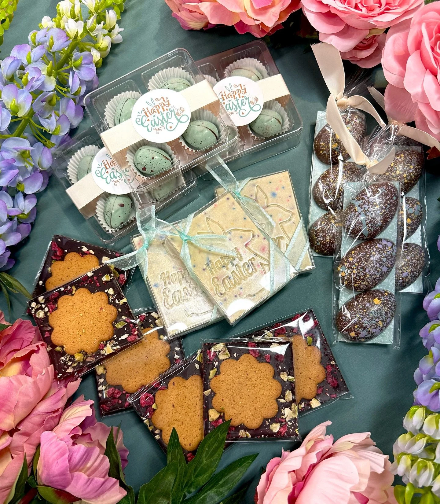 Easter is just around the corner! 🐣✨🐰 stop by our gallery for a selection of Canadian artisan chocolate by @succulentchoco or local cards by Ottawa artists like @carabaradesigns and @fool_of_a_thistle 

📍1075 Bank street, Ottawa 
⏰ Tuesday - Frida