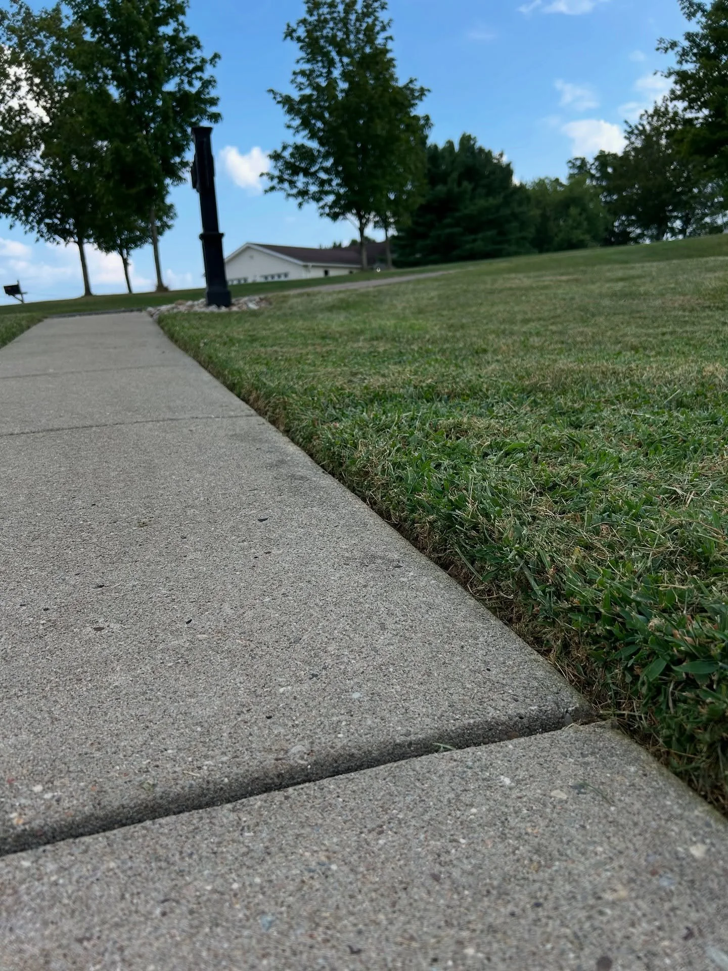 Edging makes me happy! 

#lawncare #lawncarebusiness #lawncarelifestyle
