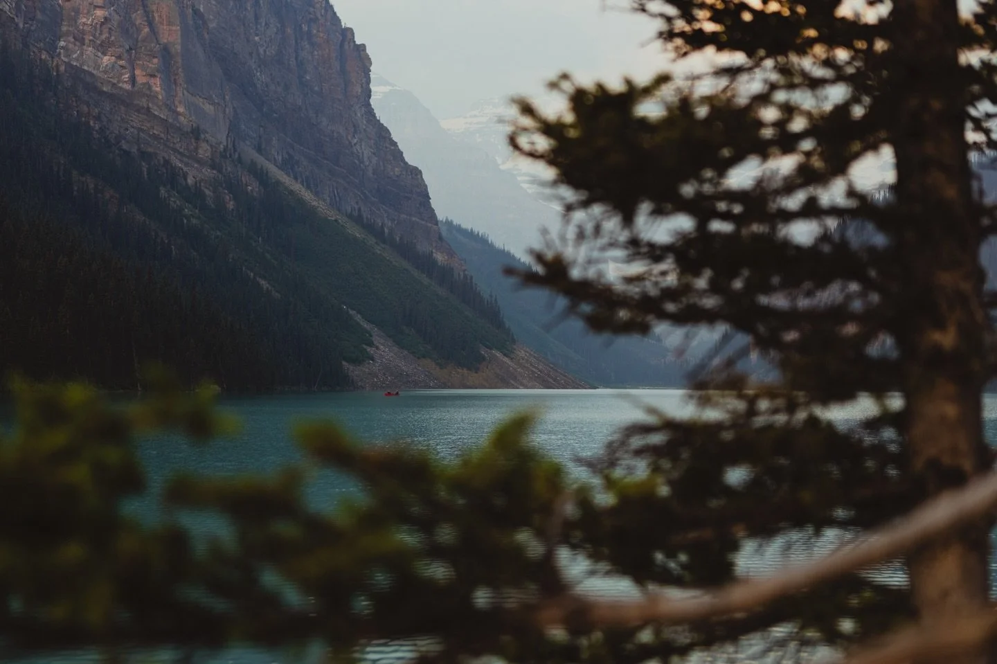 Tout est turquoise, glac&eacute;, immobile.
Et puis il y a ce rouge.
Eux.
Une chaleur pos&eacute;e sur l&rsquo;eau froide.

J&rsquo;adore ce contraste. C&rsquo;&eacute;tait plus fort que moi. Il fallait que je les prenne en photo!