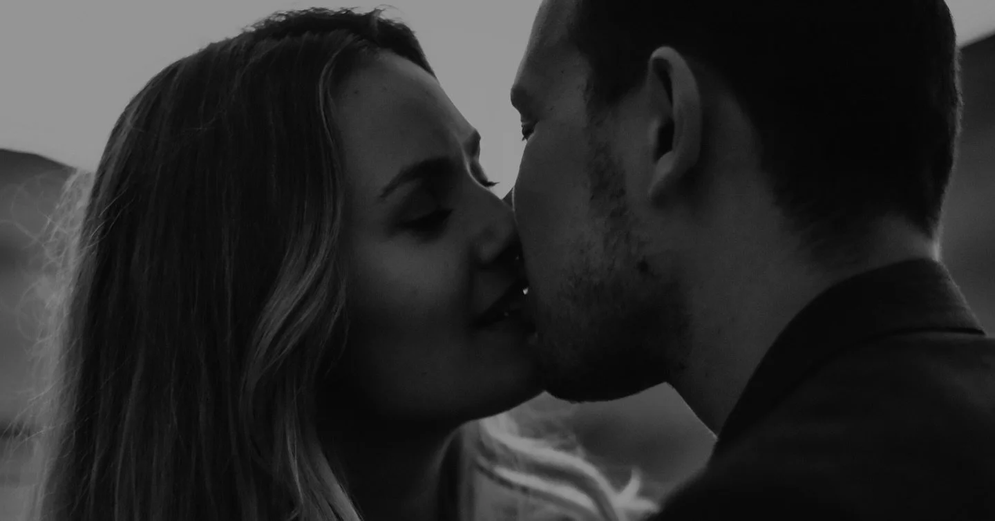 L&rsquo;amour, force discr&egrave;te et bouleversante, invisible aux yeux mais palpable au plus profond de nous. Il na&icirc;t d&rsquo;un regard, d&rsquo;un sourire, puis grandit dans une douce complicit&eacute;, faisant battre notre c&oelig;ur plus 