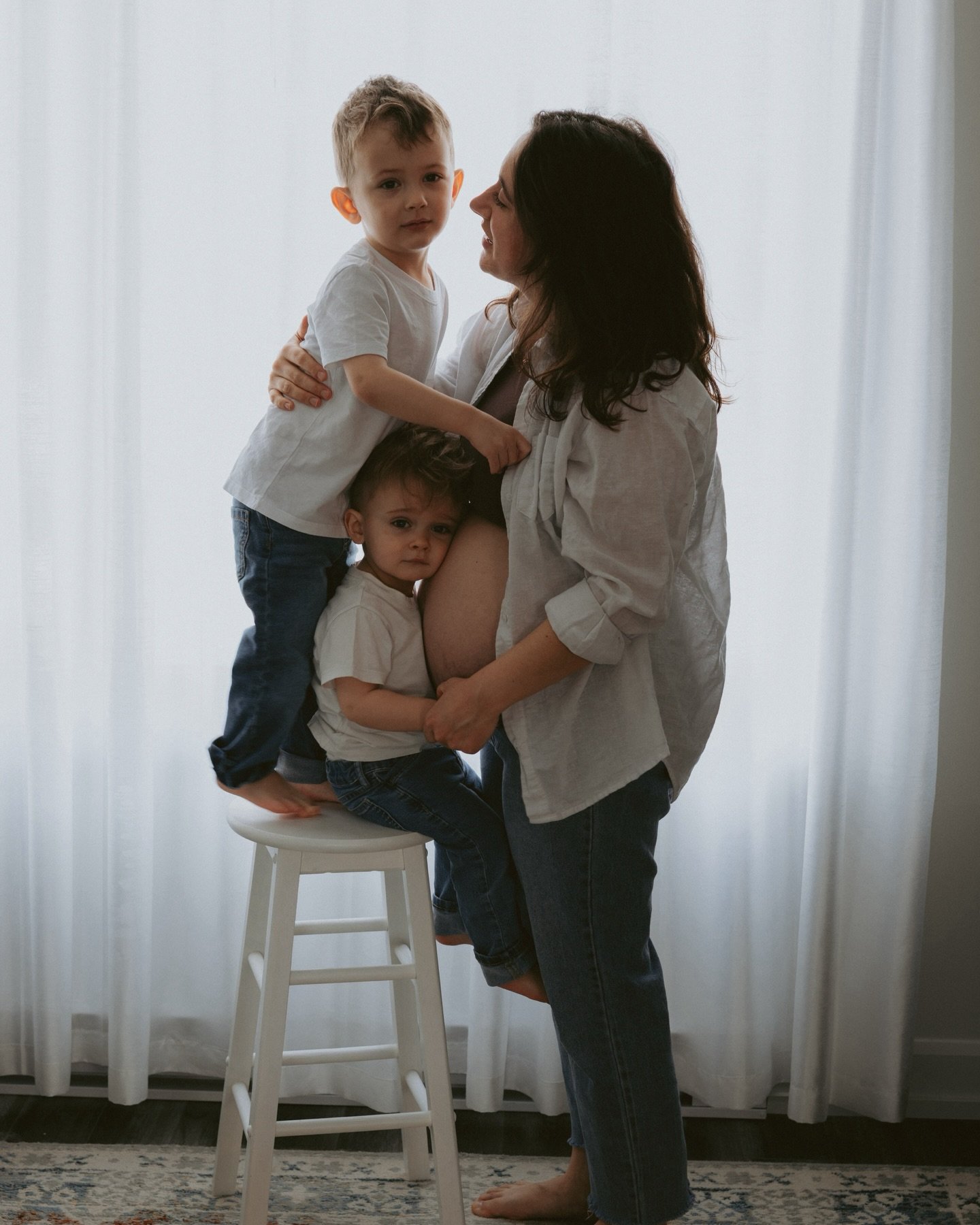 Petit hack : du Bad Bunny en background = une famille ben heureuse &agrave; danser et &agrave; prendre des photos 🎶

Pour vrai, est-ce que je peux faire des s&eacute;ances comme &ccedil;a jusqu&rsquo;&agrave; la fin de mes jours, svp ? 🤍