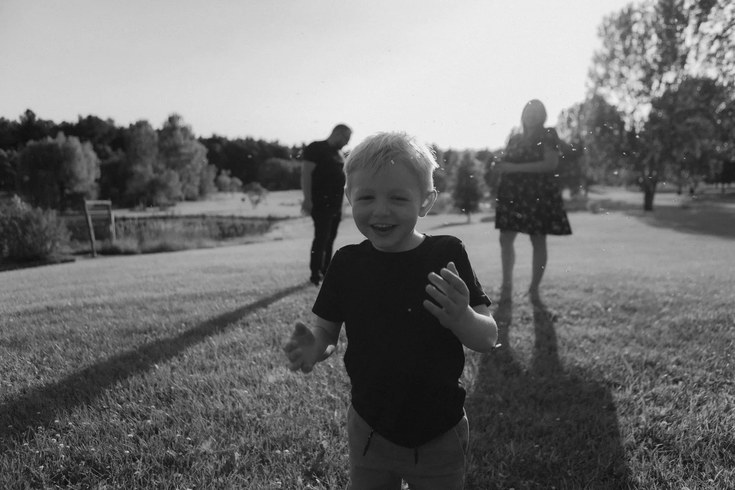 100% naturel, 0% de s&eacute;rieux. 

Aucune pose demand&eacute;e, juste du gros fun ! 🤟🏼

#familyphotographer #candidphotography #lifestylephotographer #photographe