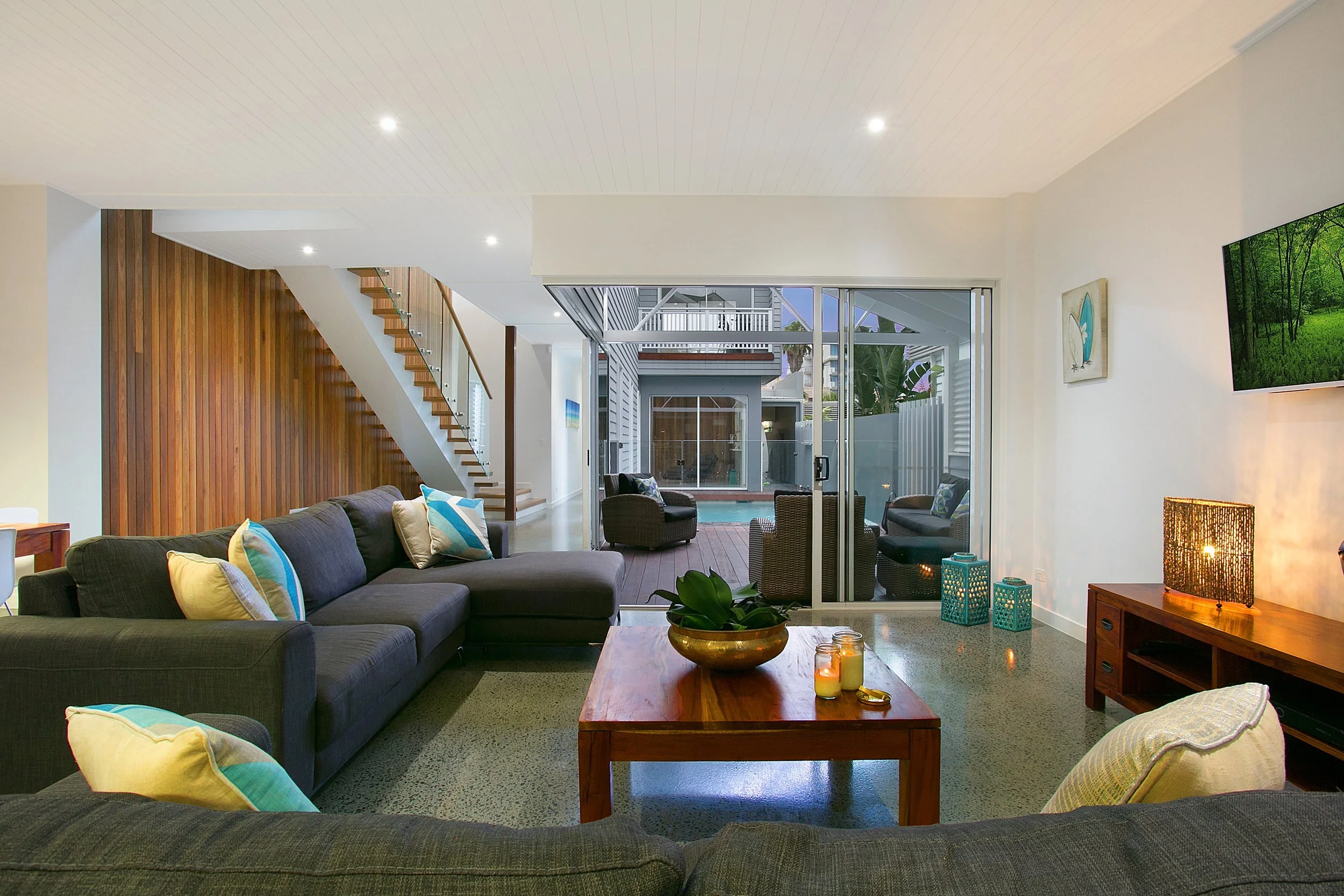 sunbrite-avenue-house-mermaid-beach-06-living-room-jamie-gordon-architect.jpg
