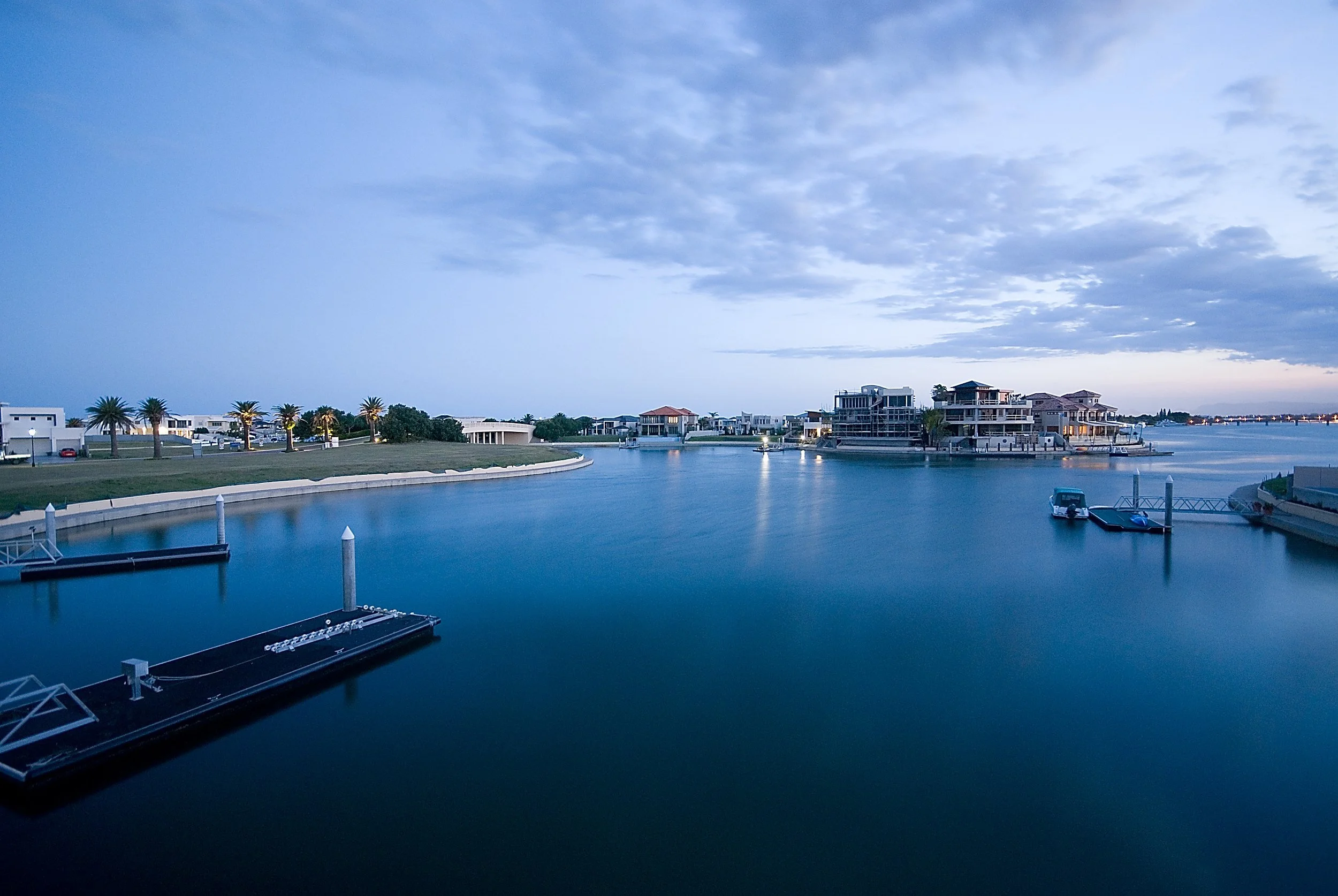 hampton-court-house-sovereign-island-23-canal-view-at-dusk-jamie-gordon-architect.jpg