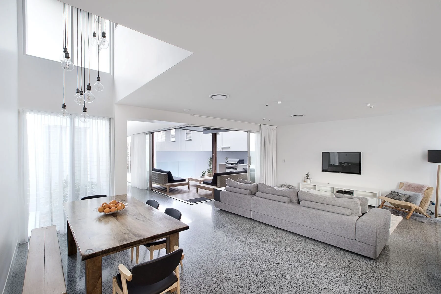 arthur-street-house-mermaid-beach-queensland-dining-area-jamie-gordon-architect.jpg
