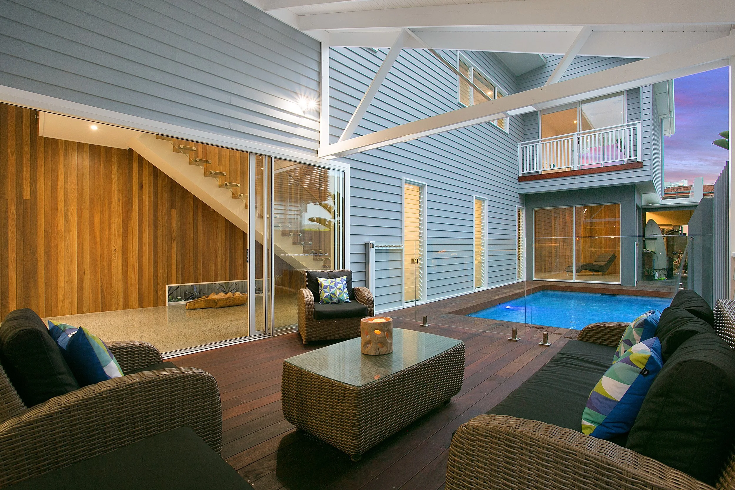sunbrite-avenue-house-mermaid-beach-04-outdoor-living-and-pool-jamie-gordon-architect.jpg