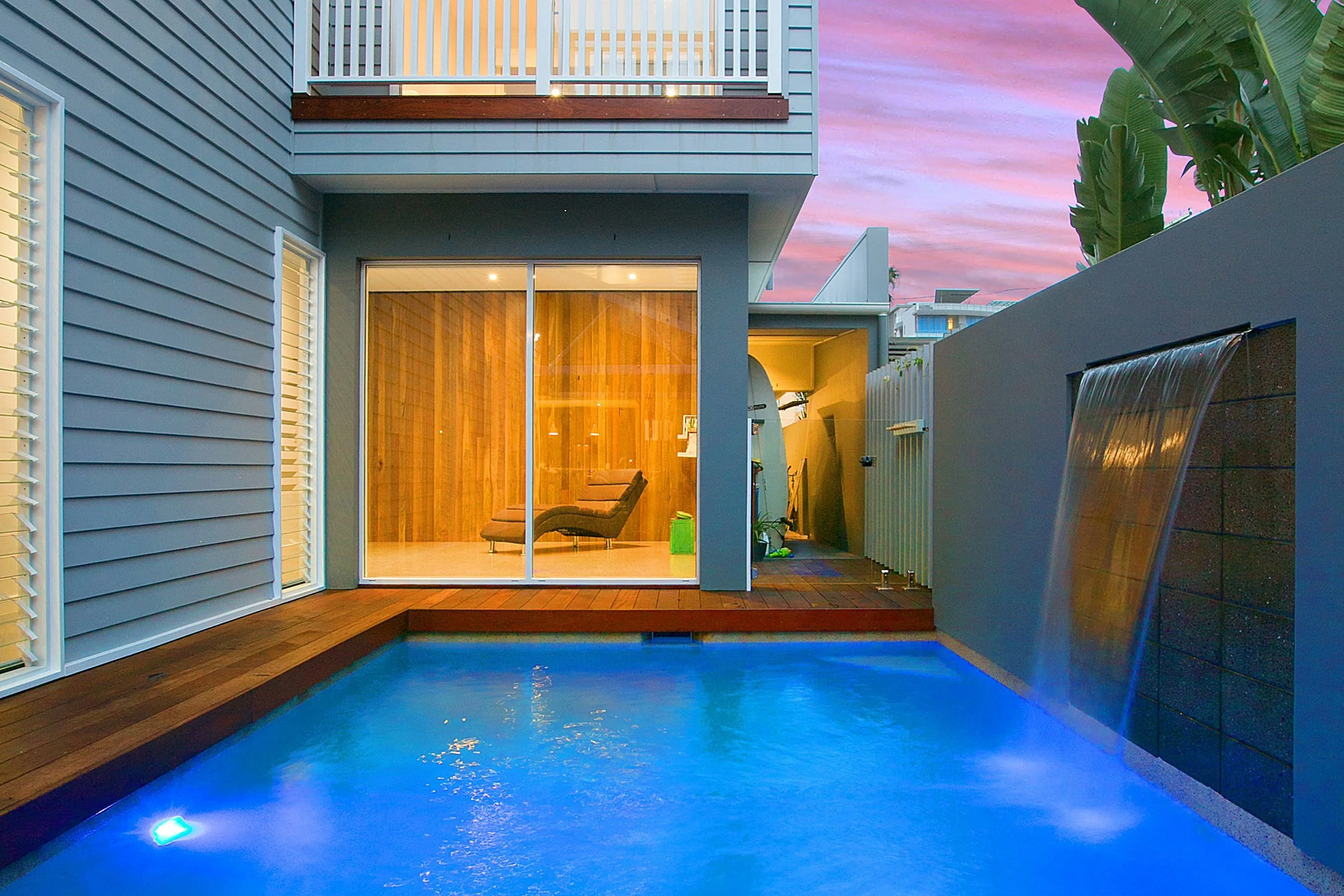 sunbrite-avenue-house-mermaid-beach-02-pool-courtyard-and-water-wall-jamie-gordon-architect.jpg