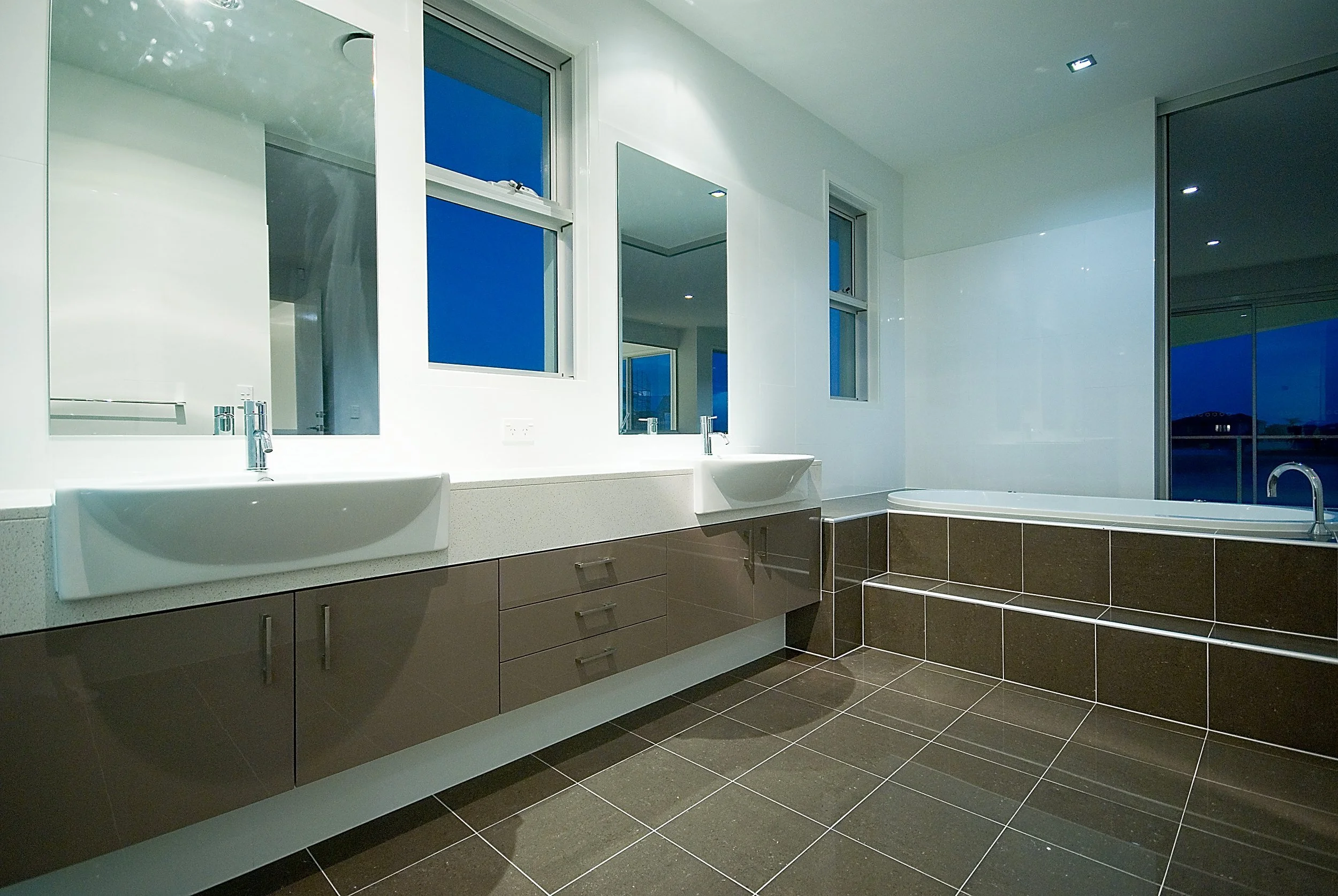hampton-court-house-sovereign-island-21-ensuite-vanity-jamie-gordon-architect.jpg