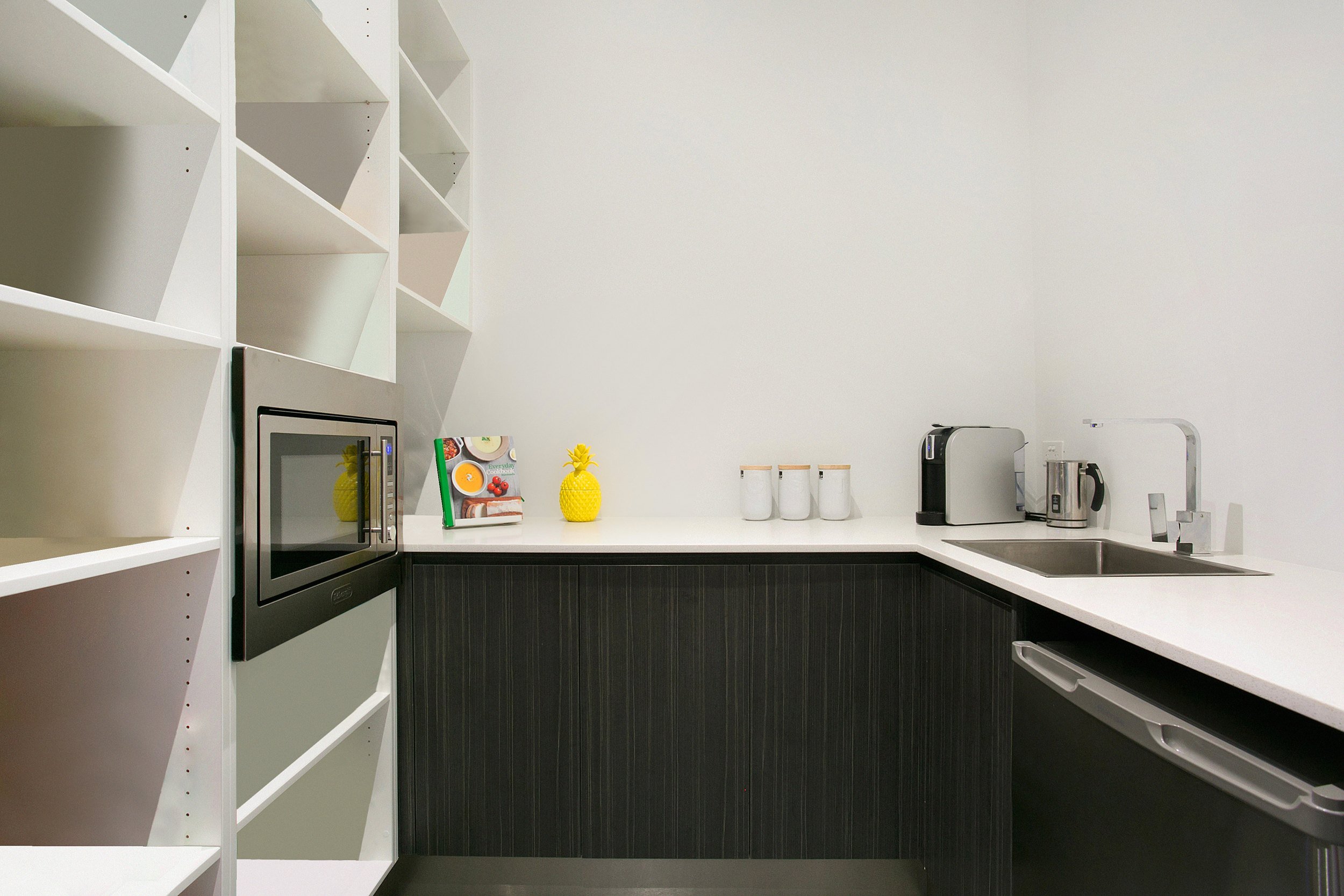 sunbrite-avenue-house-mermaid-beach-12-butlers-pantry-jamie-gordon-architect.jpg