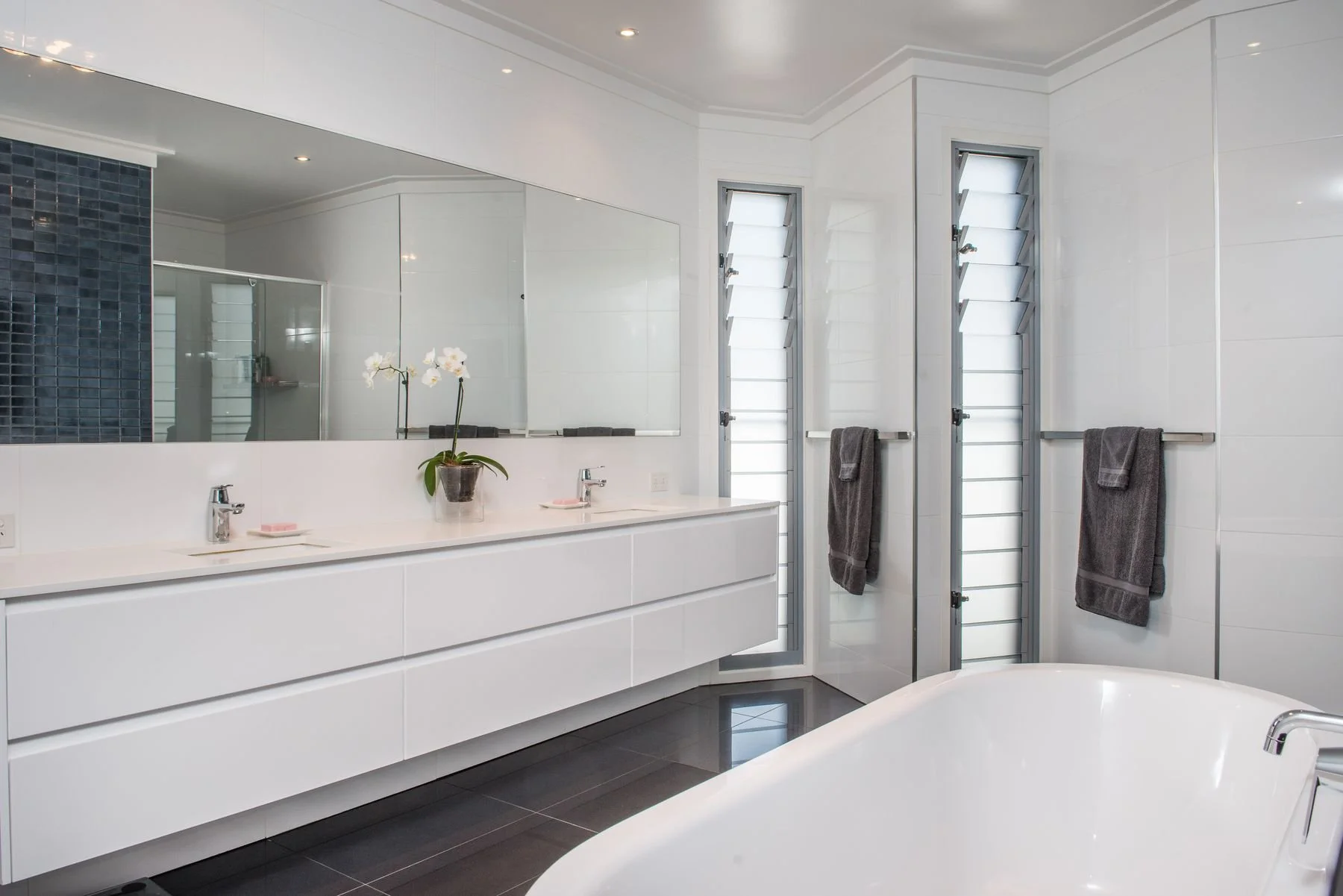 avoca-street-house-salt-nsw-main-bathroom-jamie-gordon-architect.jpg