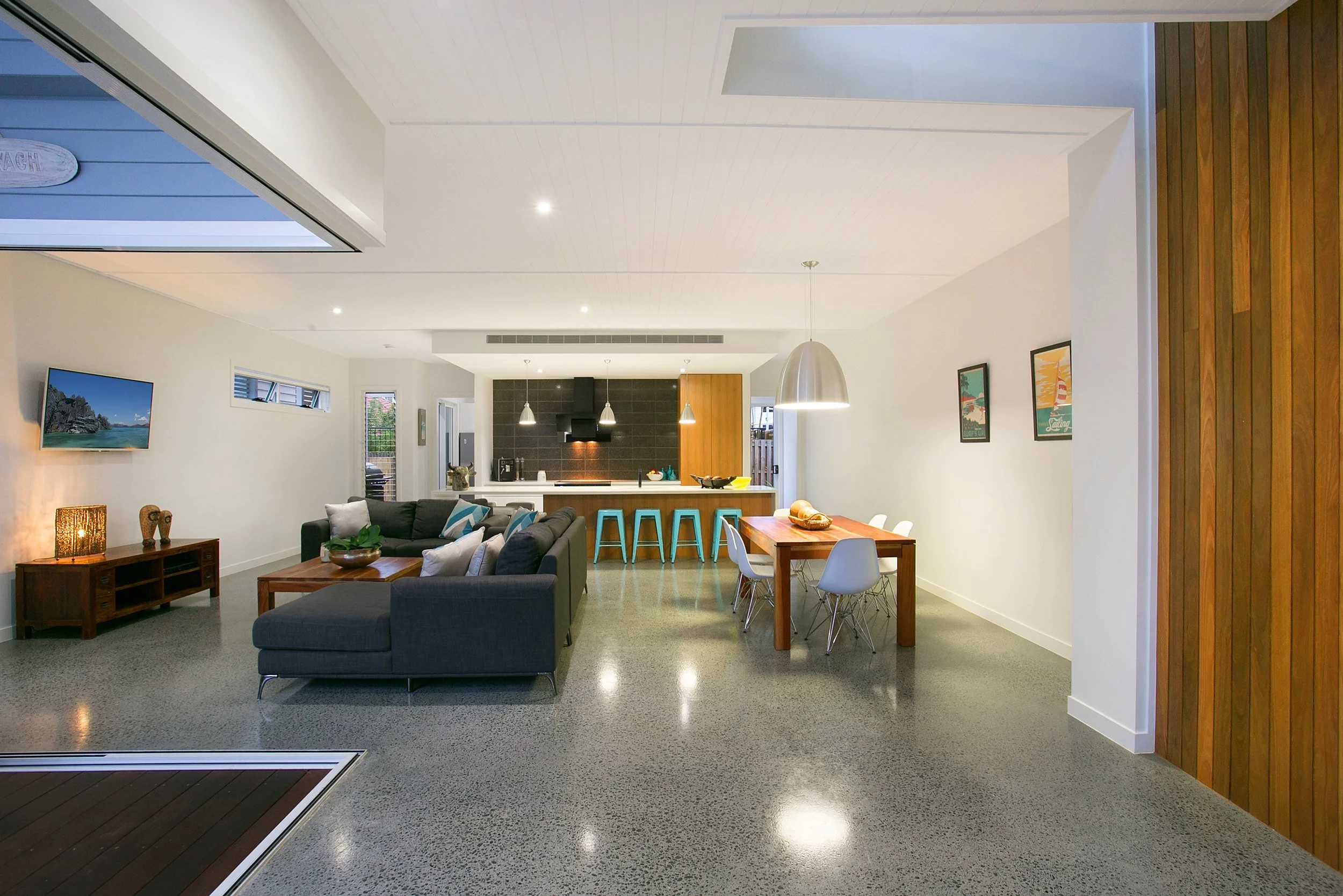 sunbrite-avenue-house-mermaid-beach-09-open-plan-living-jamie-gordon-architect.jpg