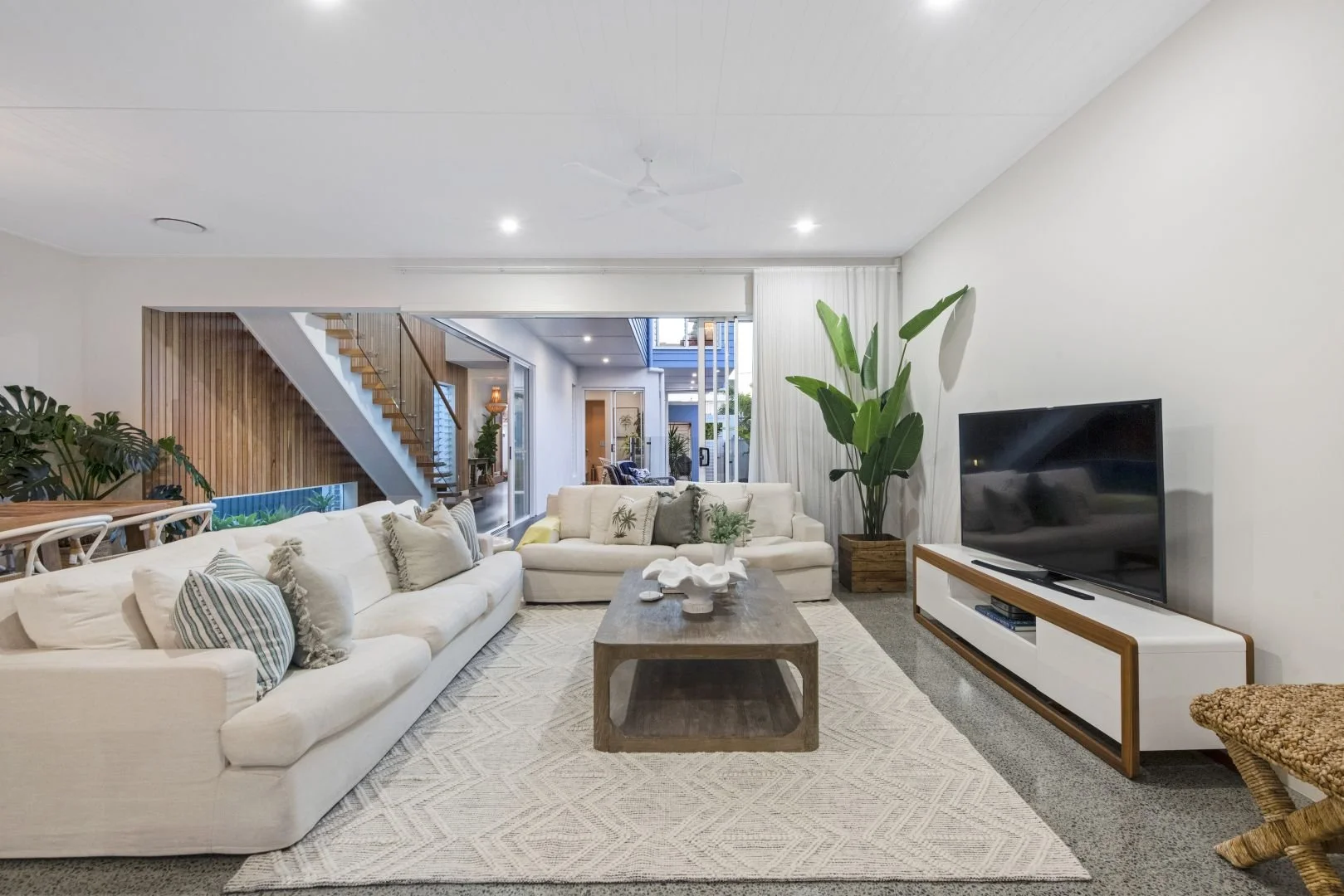 arthur-street-house-b-mermaid-beach-living-room-jamie-gordon-architect.jpg