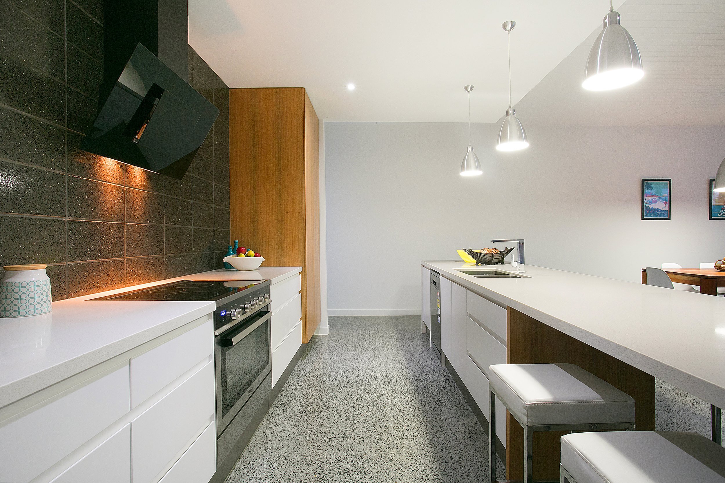 sunbrite-avenue-house-mermaid-beach-11-kitchen-detail-jamie-gordon-architect.jpg