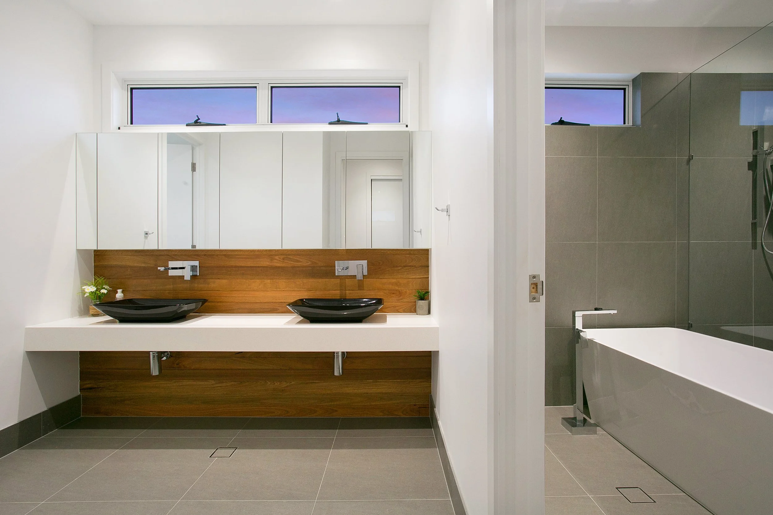 sunbrite-avenue-house-mermaid-beach-19-ensuite-jamie-gordon-architect.jpg