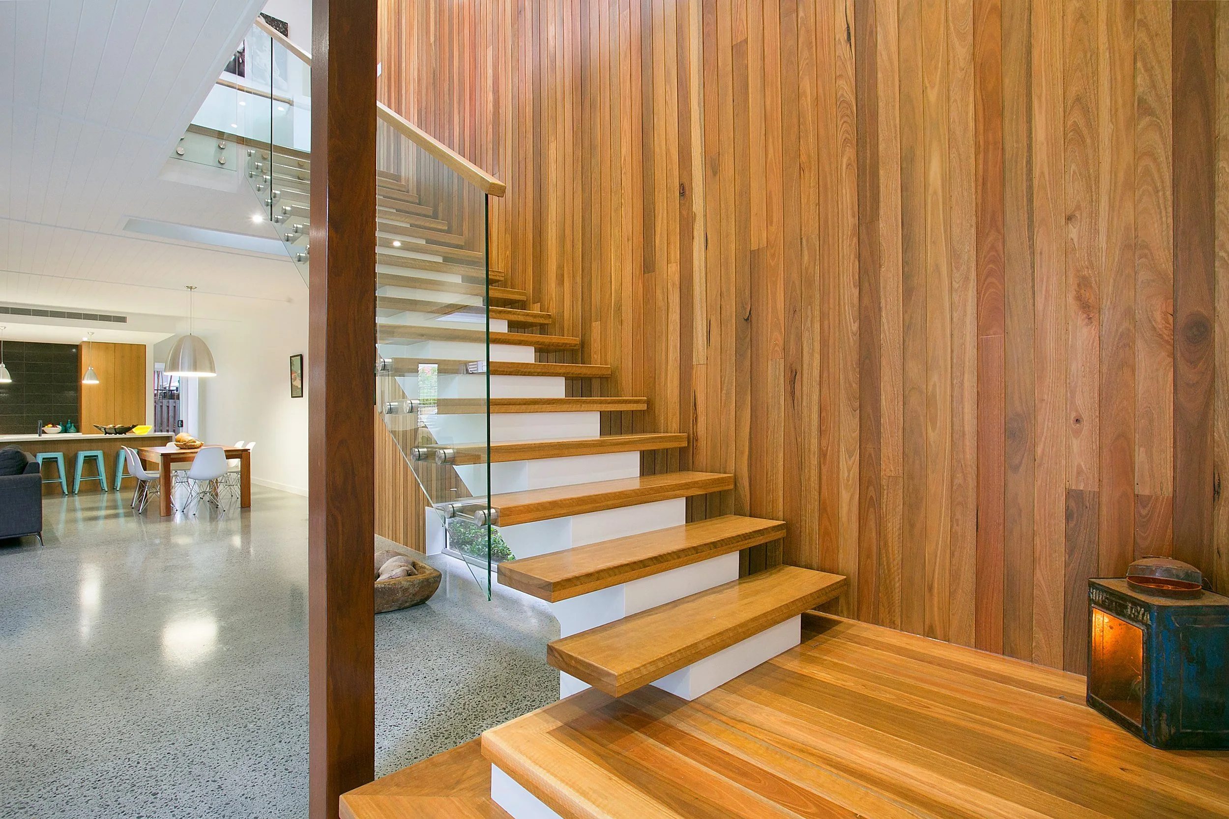 sunbrite-avenue-house-mermaid-beach-13-timber-stair-jamie-gordon-architect.jpg