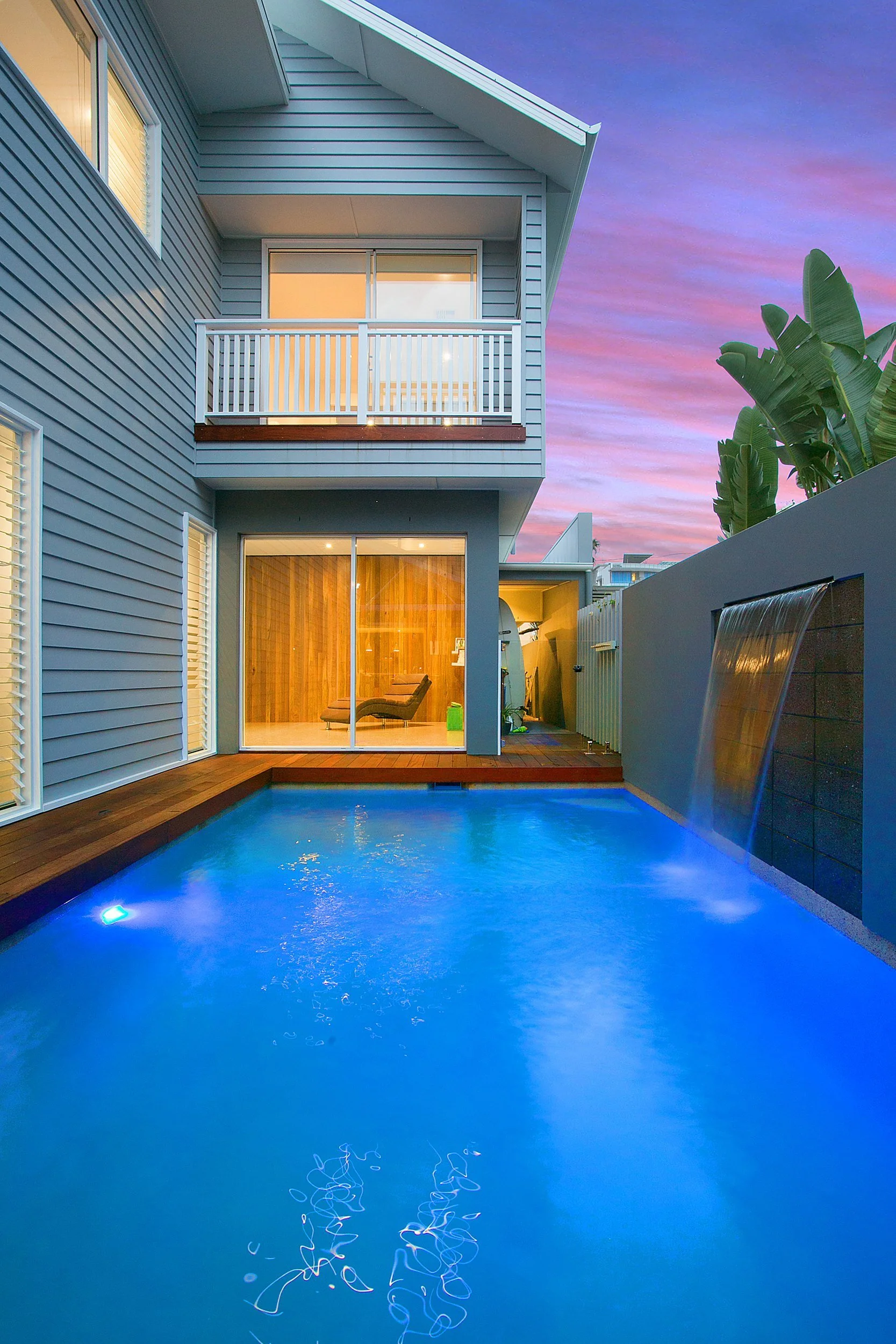 sunbrite-avenue-house-mermaid-beach-22-pool-courtyard-portrait-jamie-gordon-architect.jpg