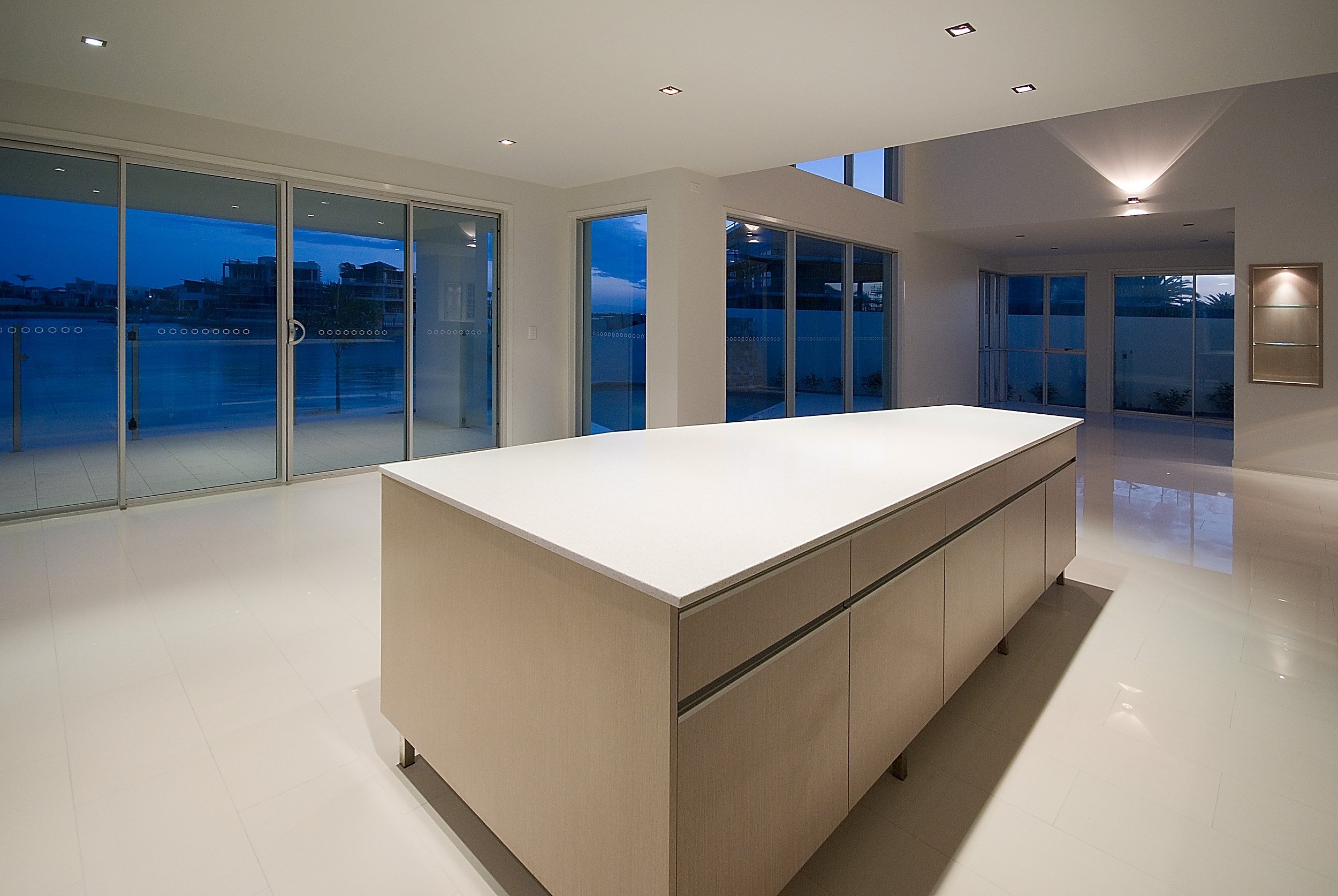 hampton-court-house-sovereign-island-06-kitchen-island-and-living-jamie-gordon-architect.jpg