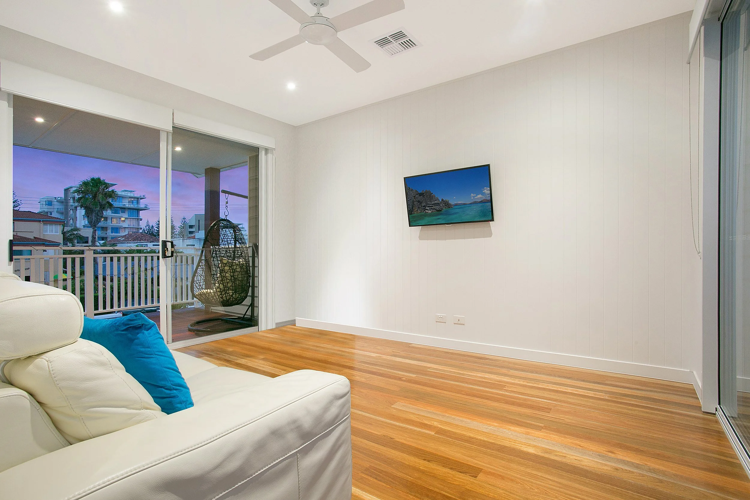 sunbrite-avenue-house-mermaid-beach-18-bedroom-and-balcony-jamie-gordon-architect.jpg