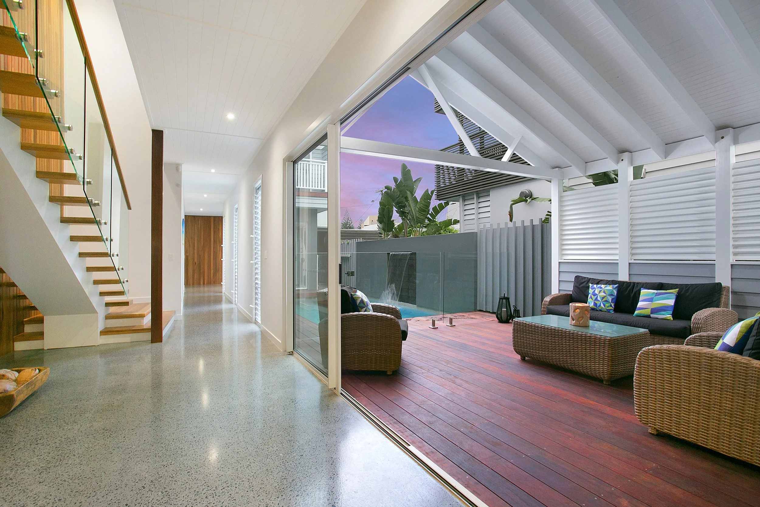 sunbrite-avenue-house-mermaid-beach-05-living-opening-to-deck-jamie-gordon-architect.jpg