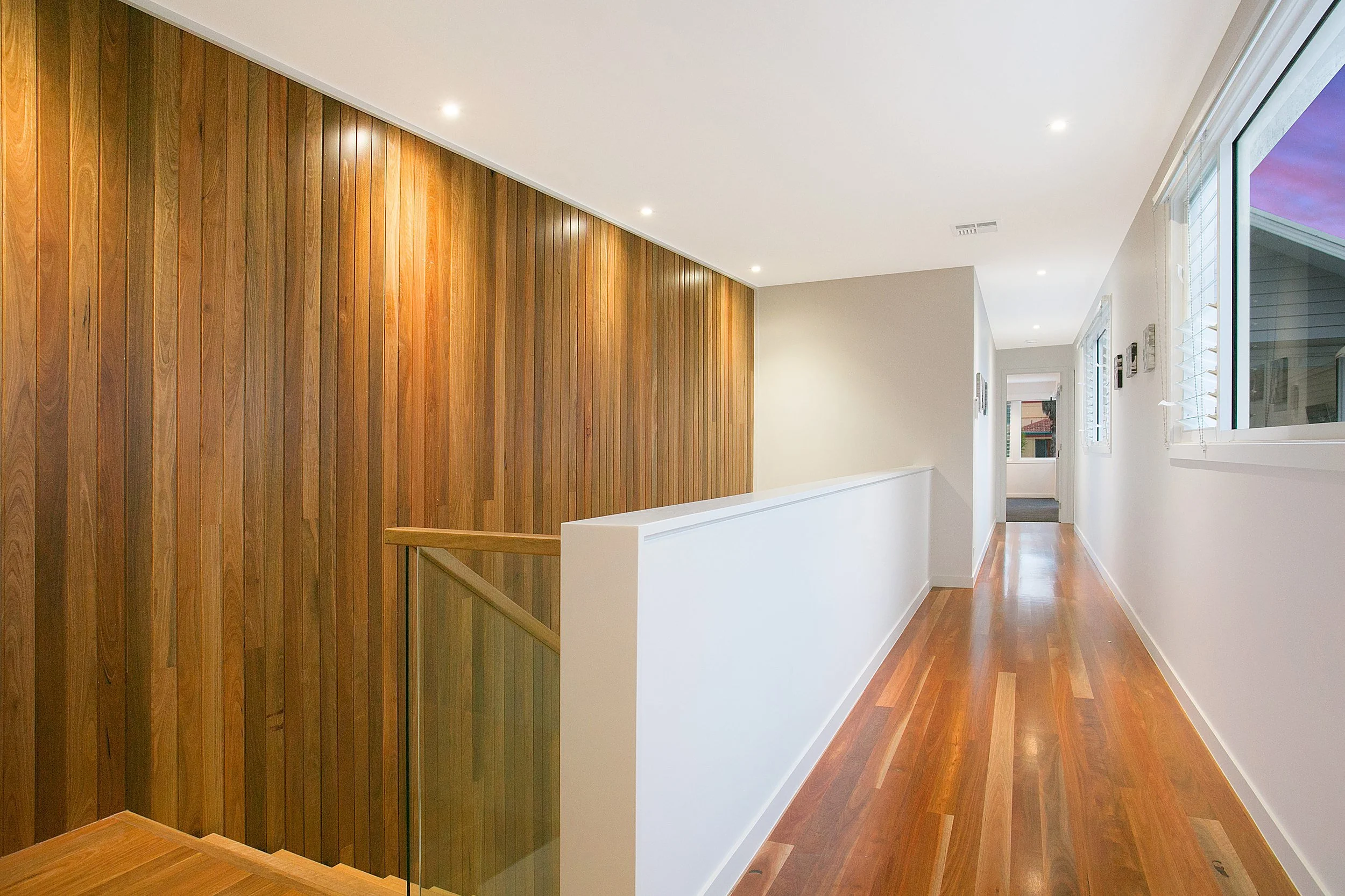 sunbrite-avenue-house-mermaid-beach-15-upper-hallway-and-timber-wall-jamie-gordon-architect.jpg