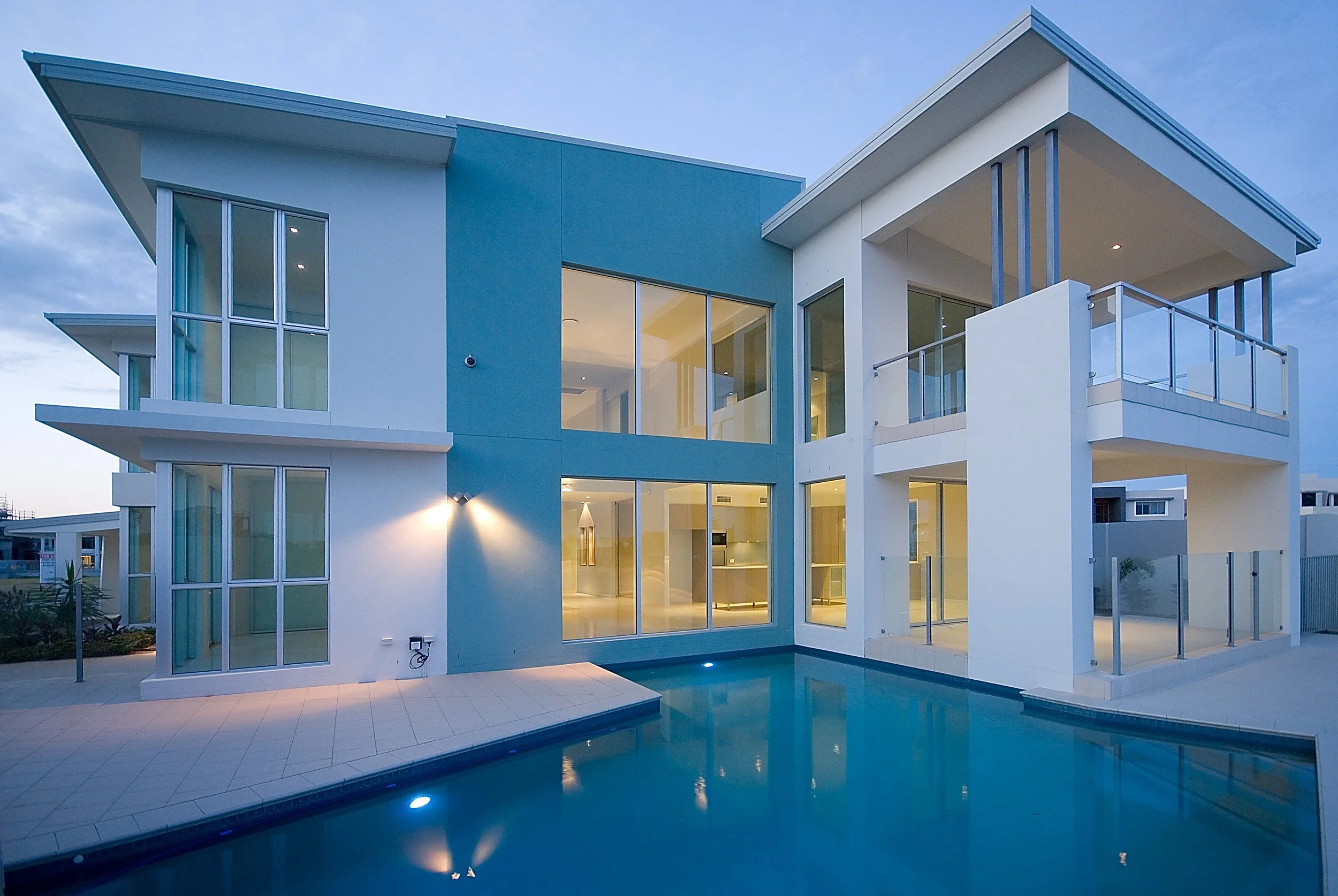 hampton-court-house-sovereign-island-02-rear-pool-terrace-jamie-gordon-architect.jpg