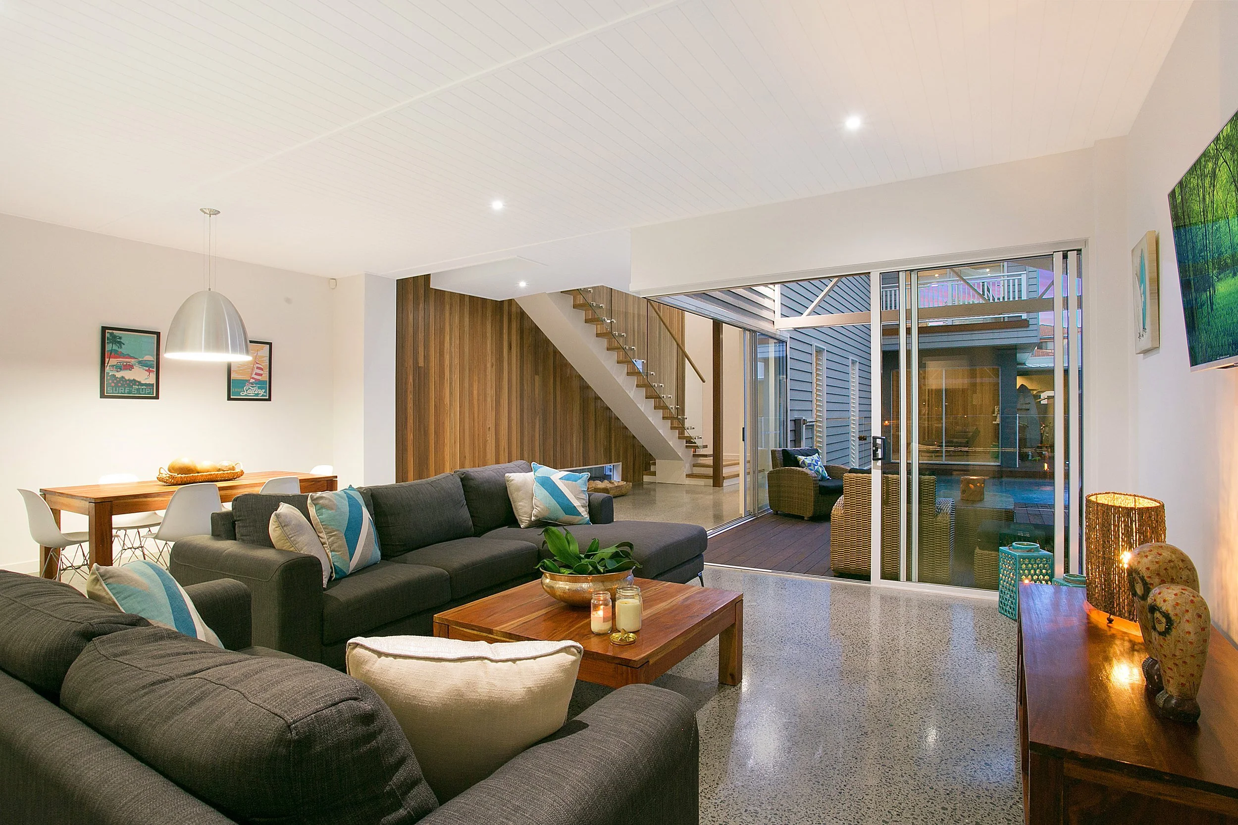 sunbrite-avenue-house-mermaid-beach-07-living-dining-and-stair-jamie-gordon-architect.jpg