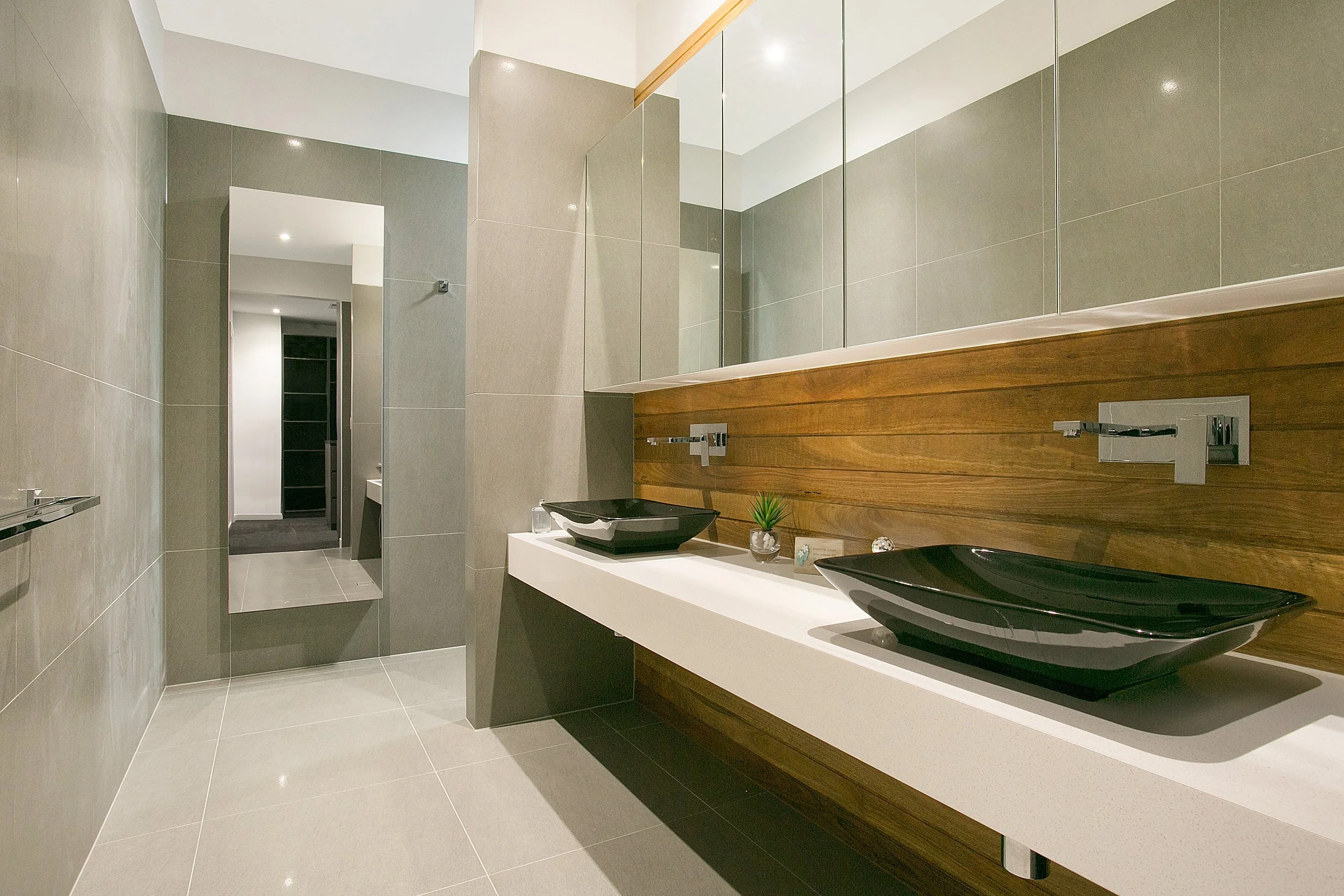 sunbrite-avenue-house-mermaid-beach-20-bathroom-vanity-jamie-gordon-architect.jpg