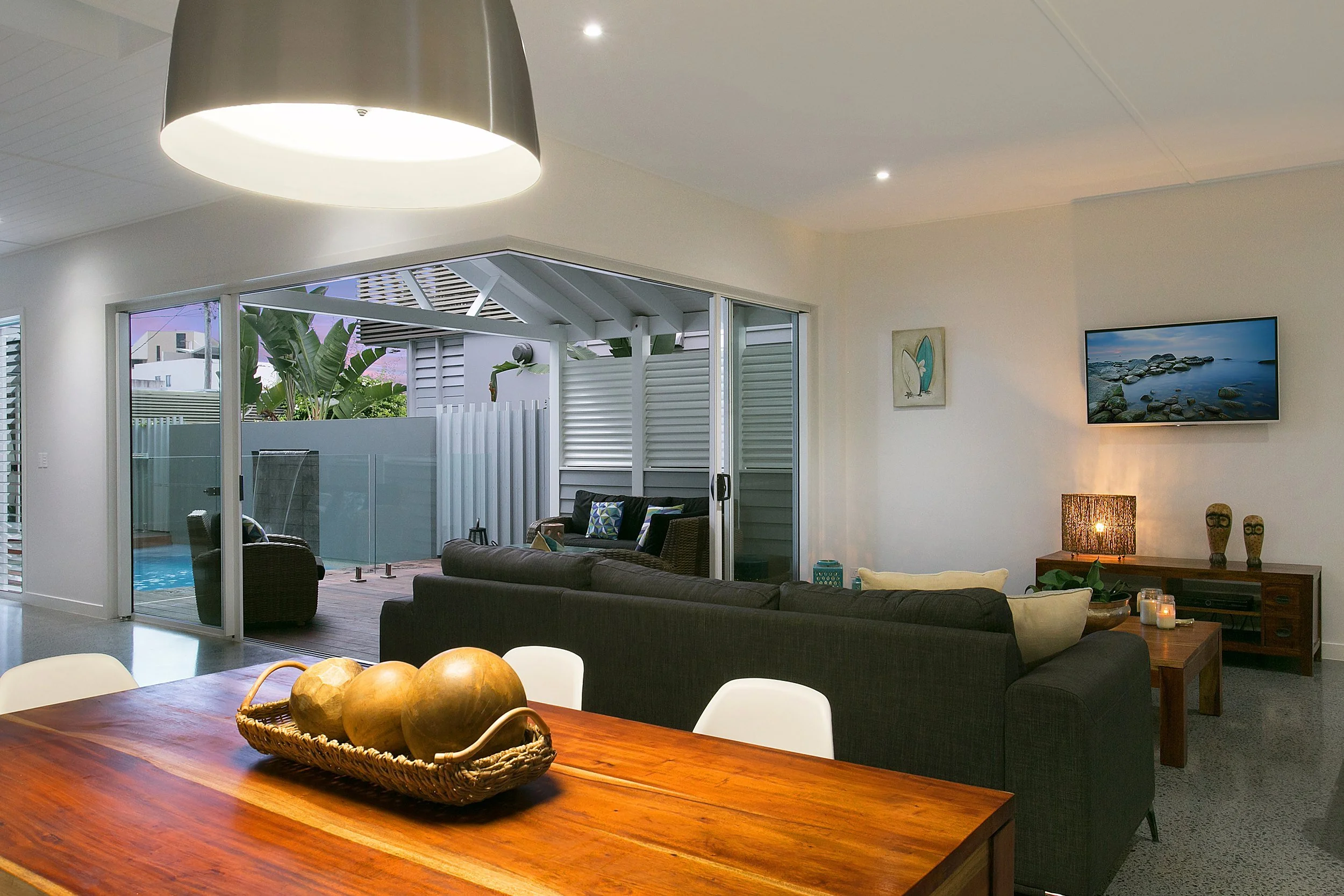 sunbrite-avenue-house-mermaid-beach-08-dining-and-living-jamie-gordon-architect.jpg