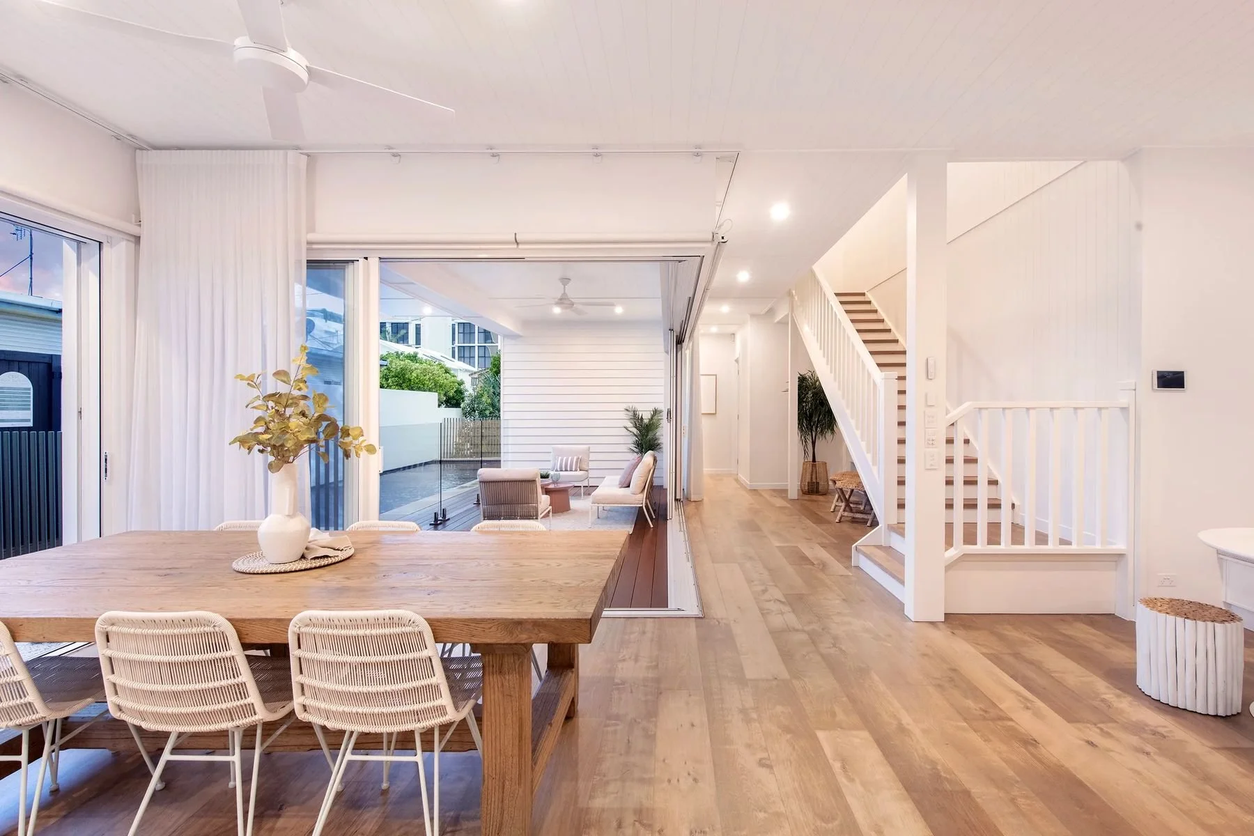 seagull-avenue-house-mermaid-beach-open-living-jamie-gordon-architect.jpg