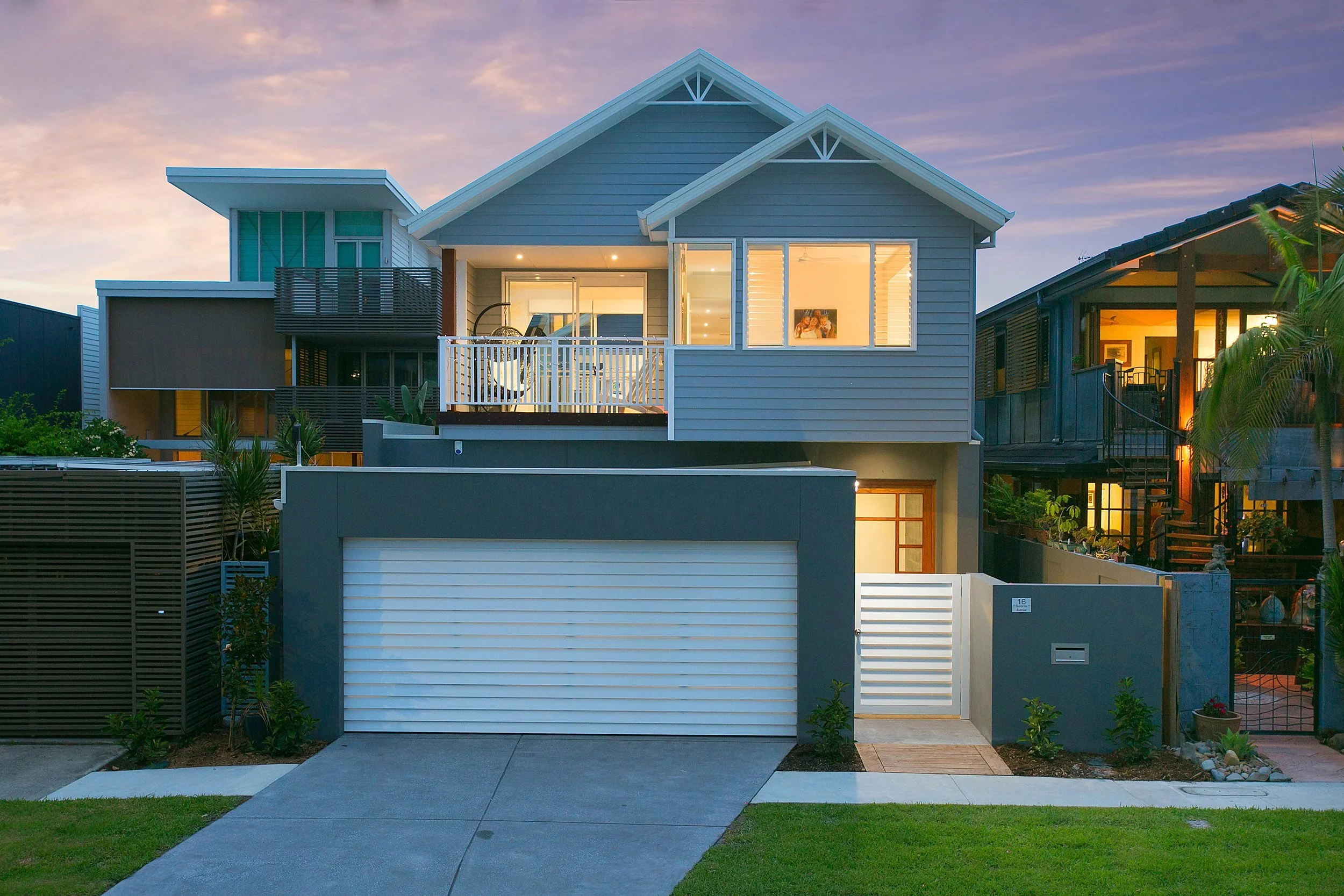 sunbrite-avenue-house-mermaid-beach-01-street-front-at-dusk-jamie-gordon-architect.jpg