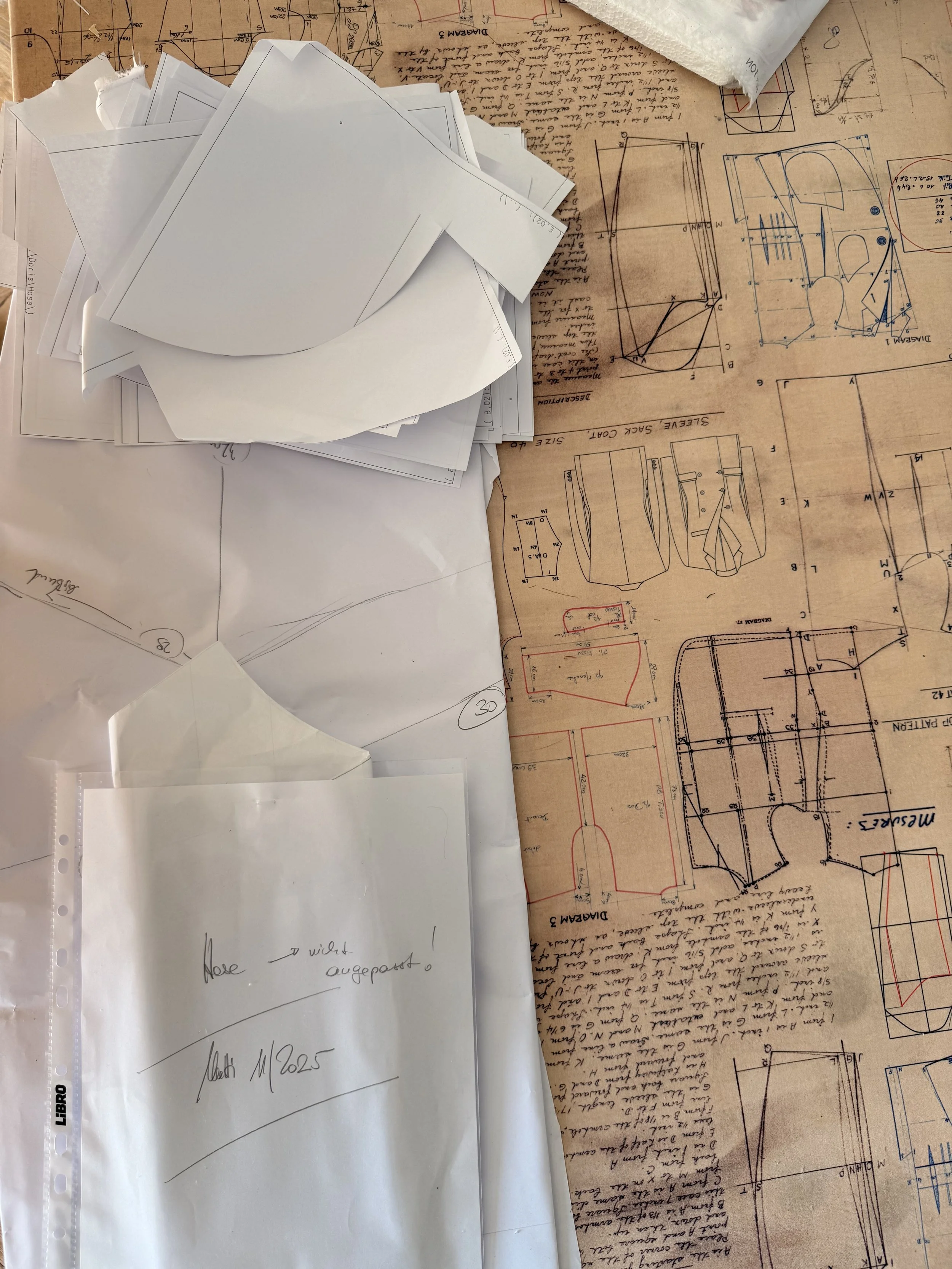 Schnittmuster im Atelier