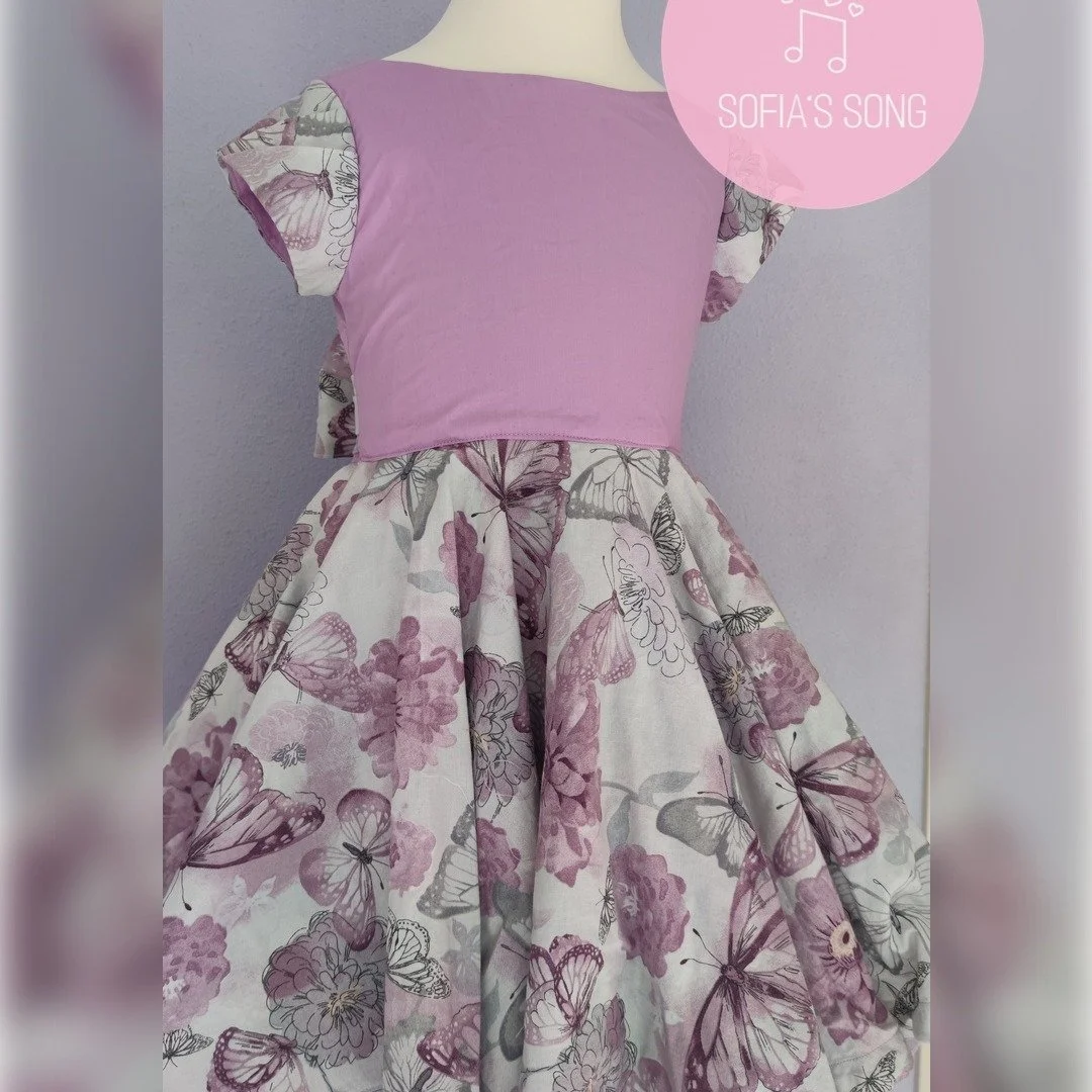What a special dress!!

with double layer tired skirt and 1 layer simple skirt.

I personally love origami sleeves.