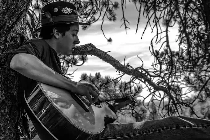 🎶 Live Music with Quinlan Valdez