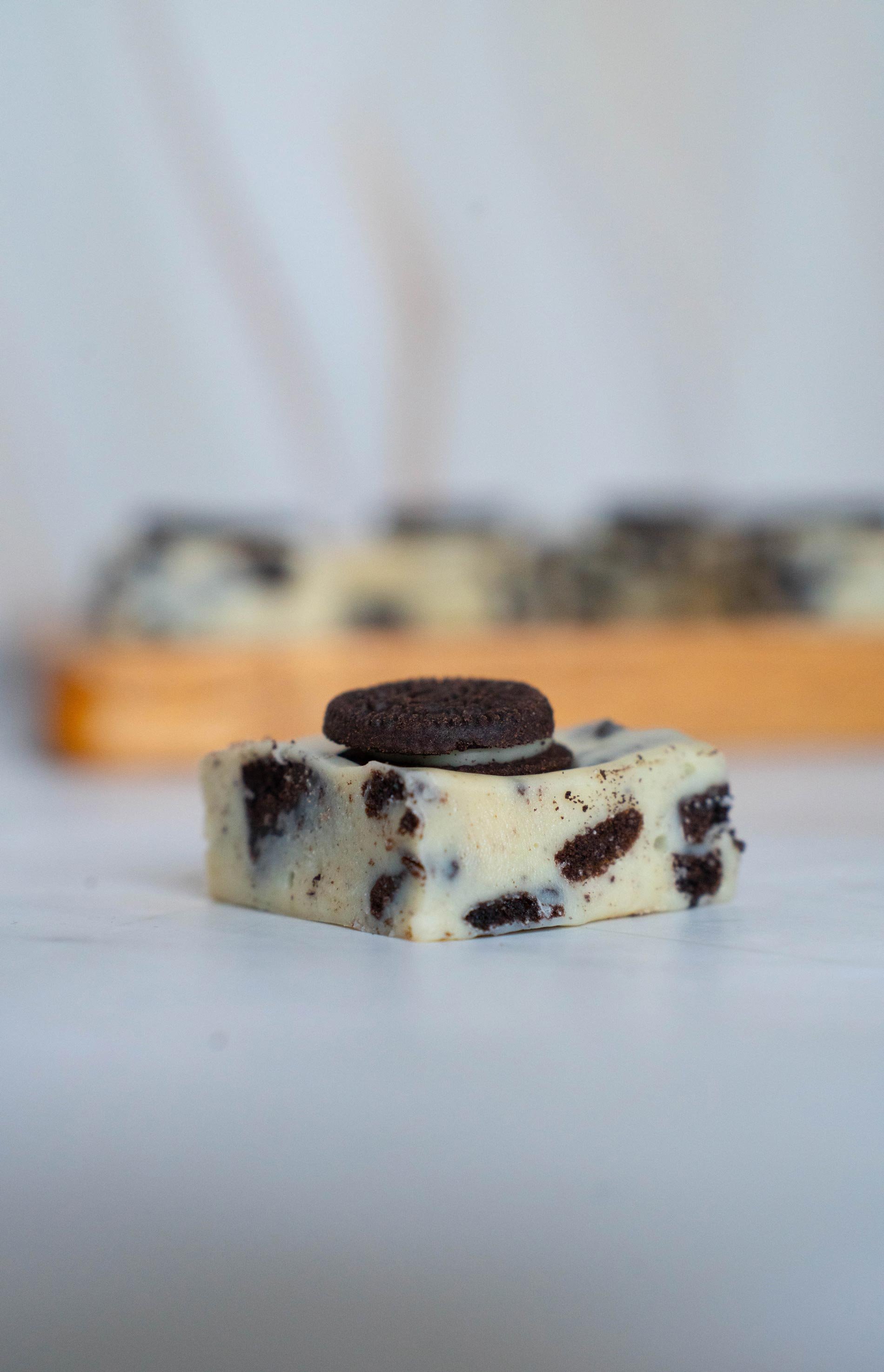 Oppdag den uimotståelige Oreo fudge med kremet hvit sjokolade, fylt med biter av sprø Oreo-kjeks. Denne deilige søtsaken er perfekt for alle som elsker kombinasjonen av sjokolade og kjeks, og vil garantert bli en favoritt på dessertbordet.