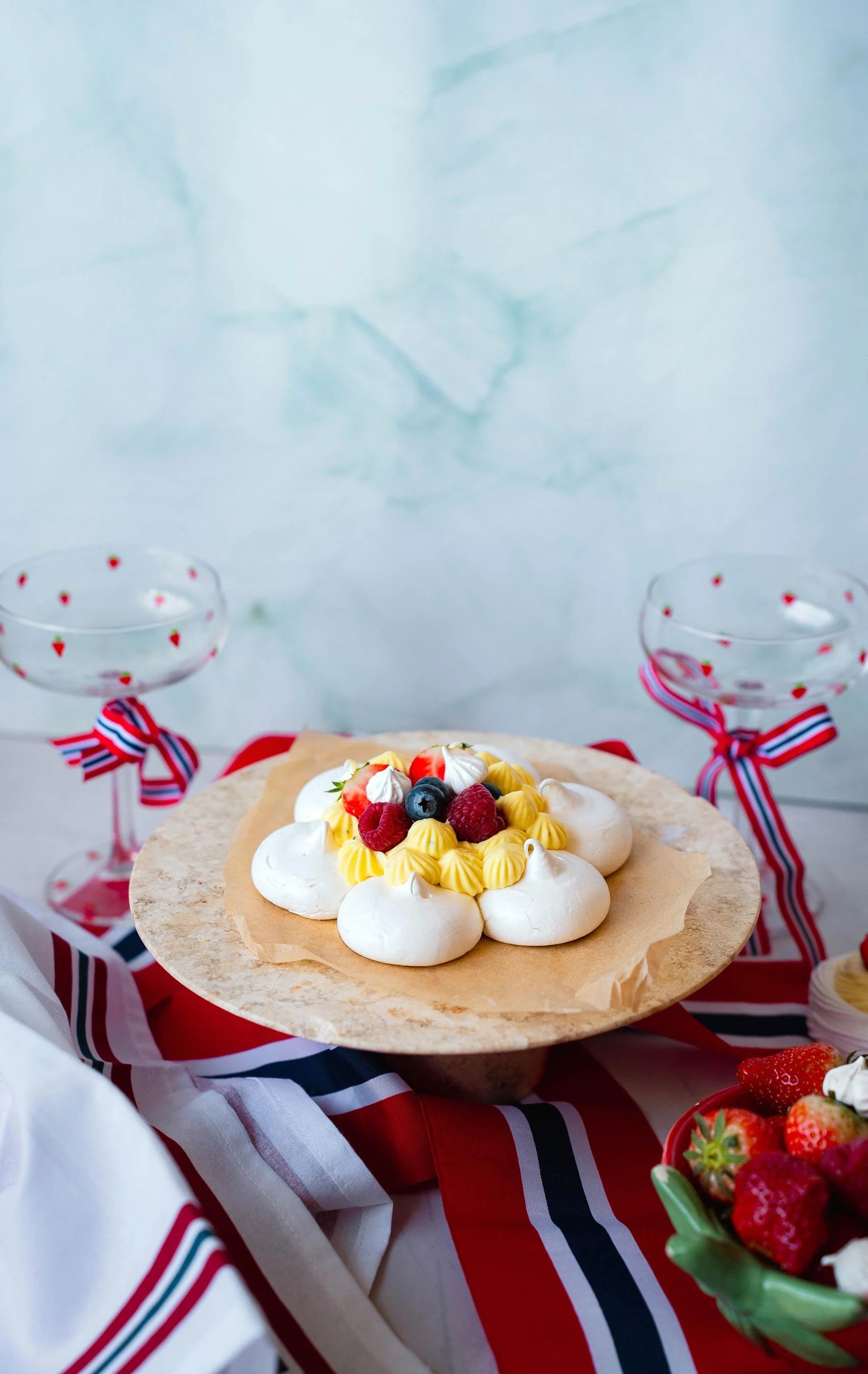Oppdag min lekre minipavlova pyntet med syrlig pasjonsfruktkrem og friske bær, perfekt for 17. Mai og andre norske festdager. Den sprø marengsen kombineres med en kremet pasjonsfruktkrem, toppet med saftige jordbær, bringebær og blåbær, for en uforgl