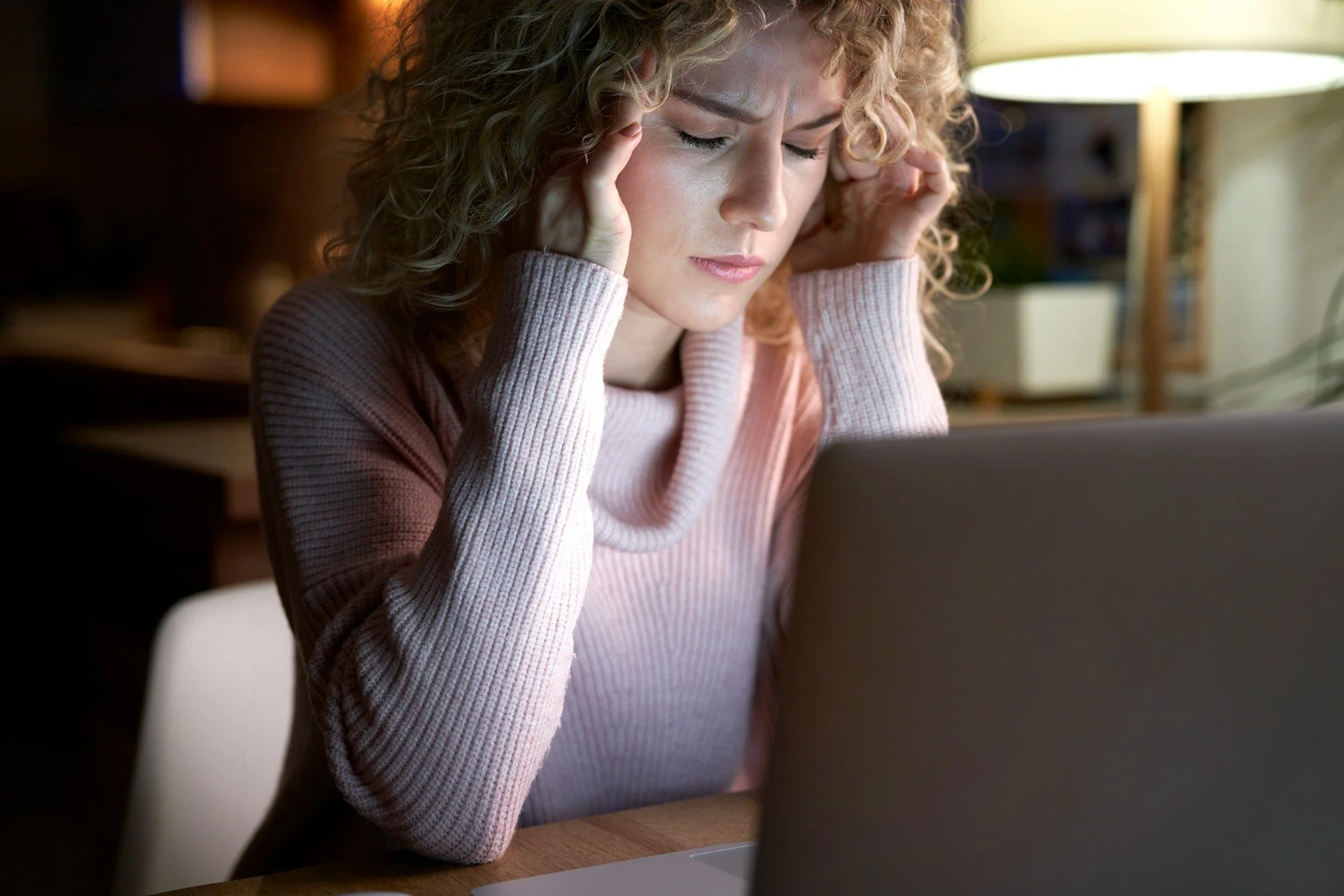 5-Minute Daily Gratitude for Burned-Out Women: Prompts, Pitfalls, Support