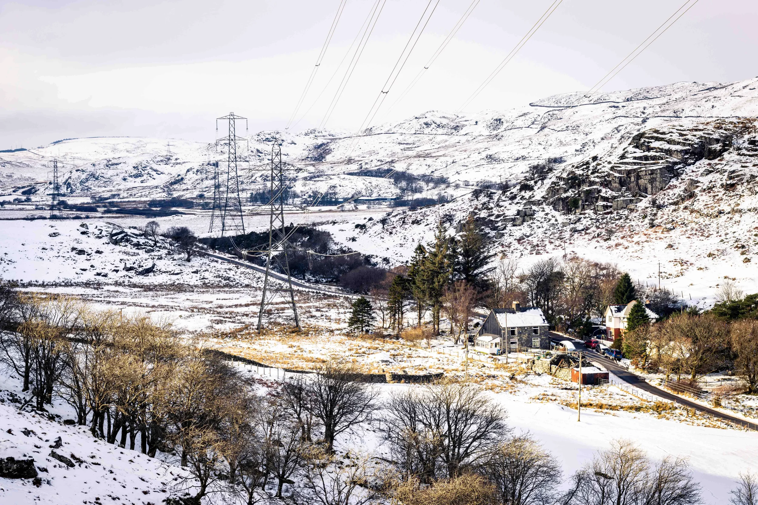 north-wales-landscape-photography-mountains-snow-sunlight-winterscape.webp