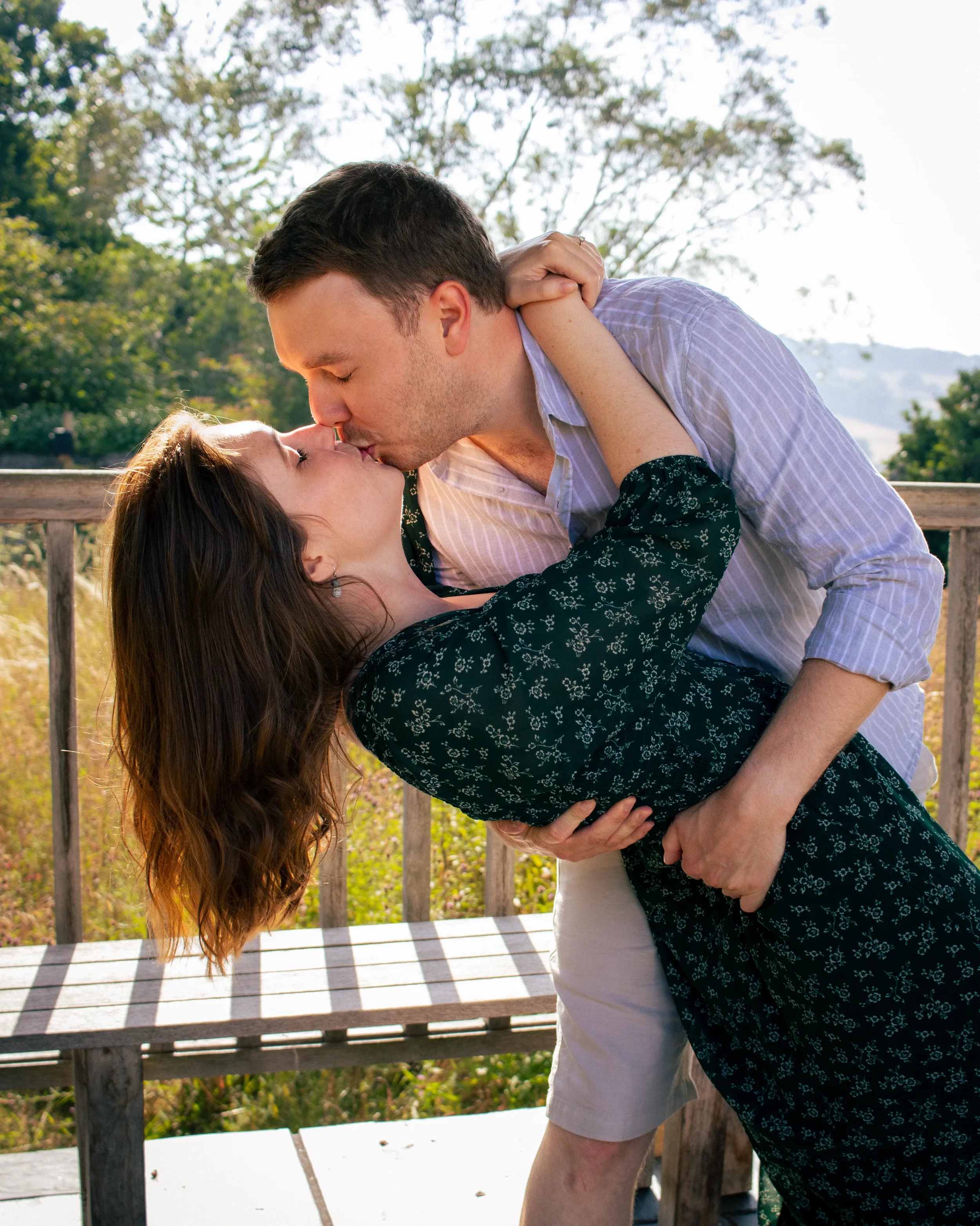 coupl-dip-kiss-quirky-couple-photoshoot-nant-clwyd-y-dre-ruthin-north-wales.webp