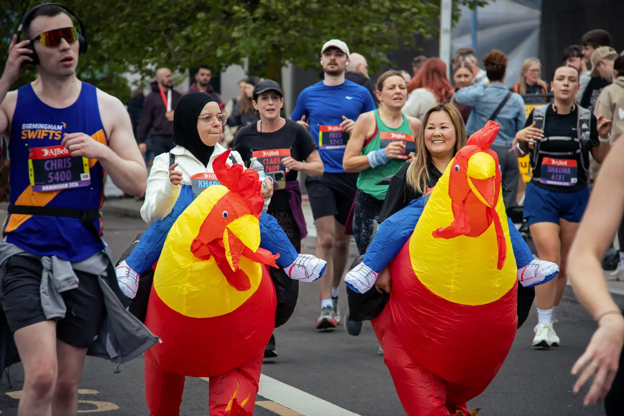 half-marathon-runner-chicken-costumes-great-birmingham-run-birmingham.webp